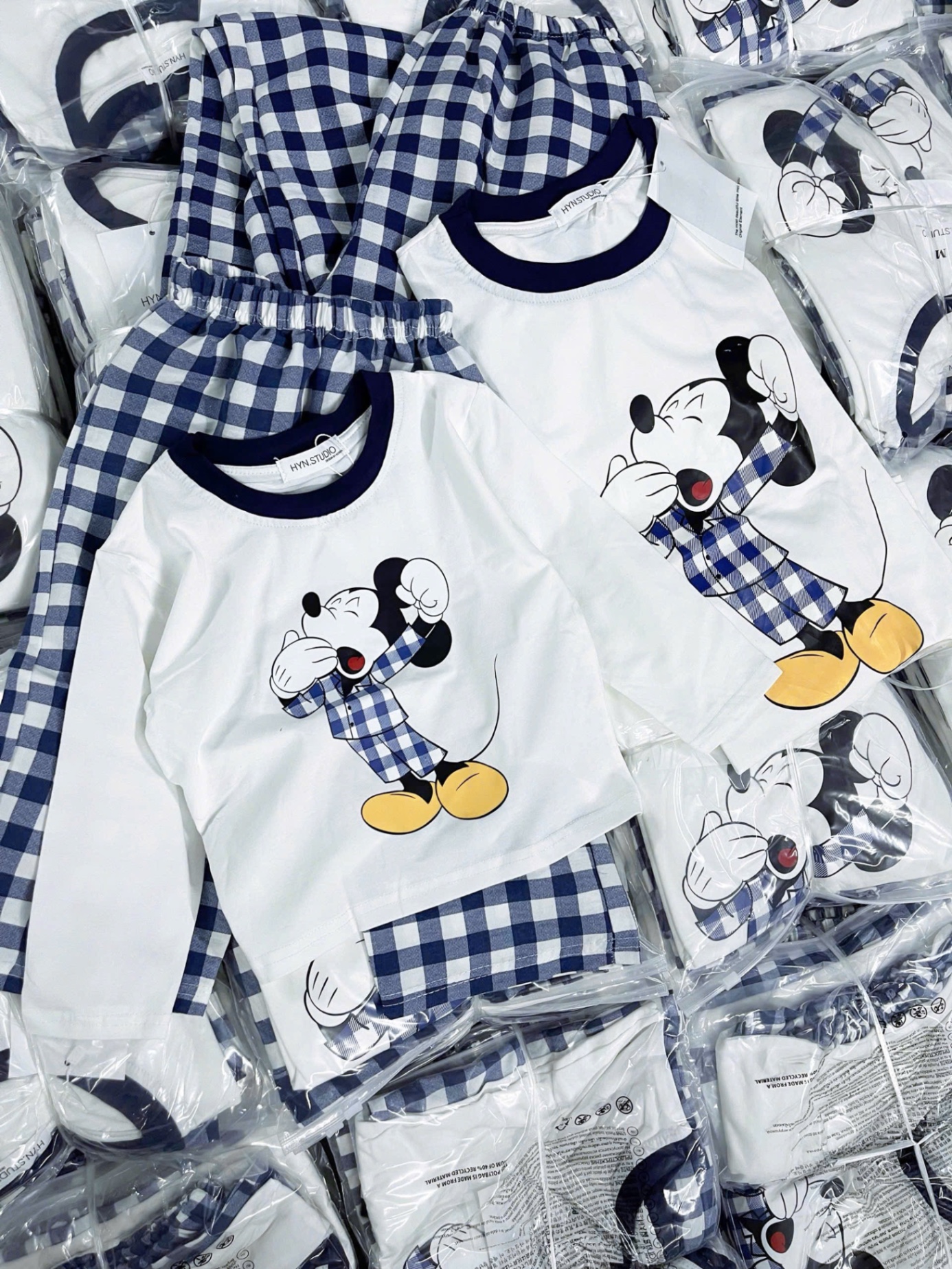 G734 - BỘ ĐÔI MẸ BÉ ÁO TRẮNG MICKEY QUẦN KẺ SUÔNG XANH