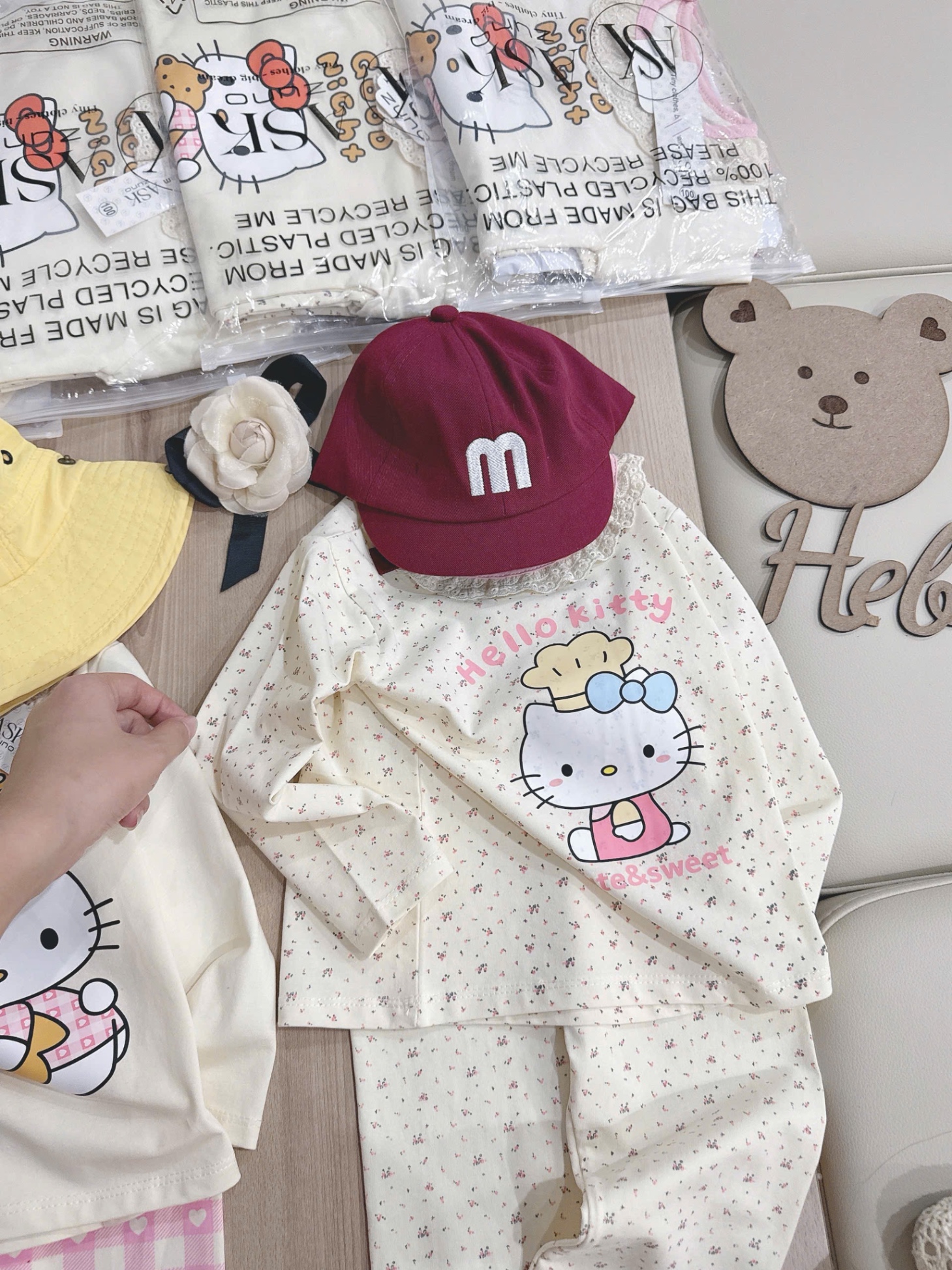 G731 - SET 2 BỘ BÉ GÁI DÀI TAY MÀU BE KITTY HOA CỔ REN