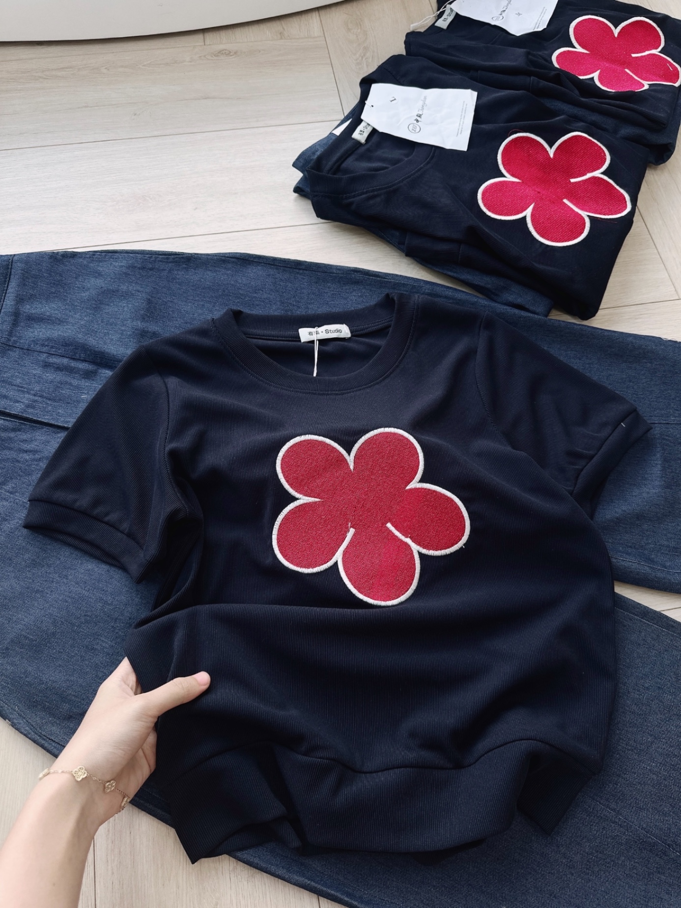 S156 - SET ÁO LEN ĐEN THÊU HOA ĐỎ QUẦN BAGGY BÒ