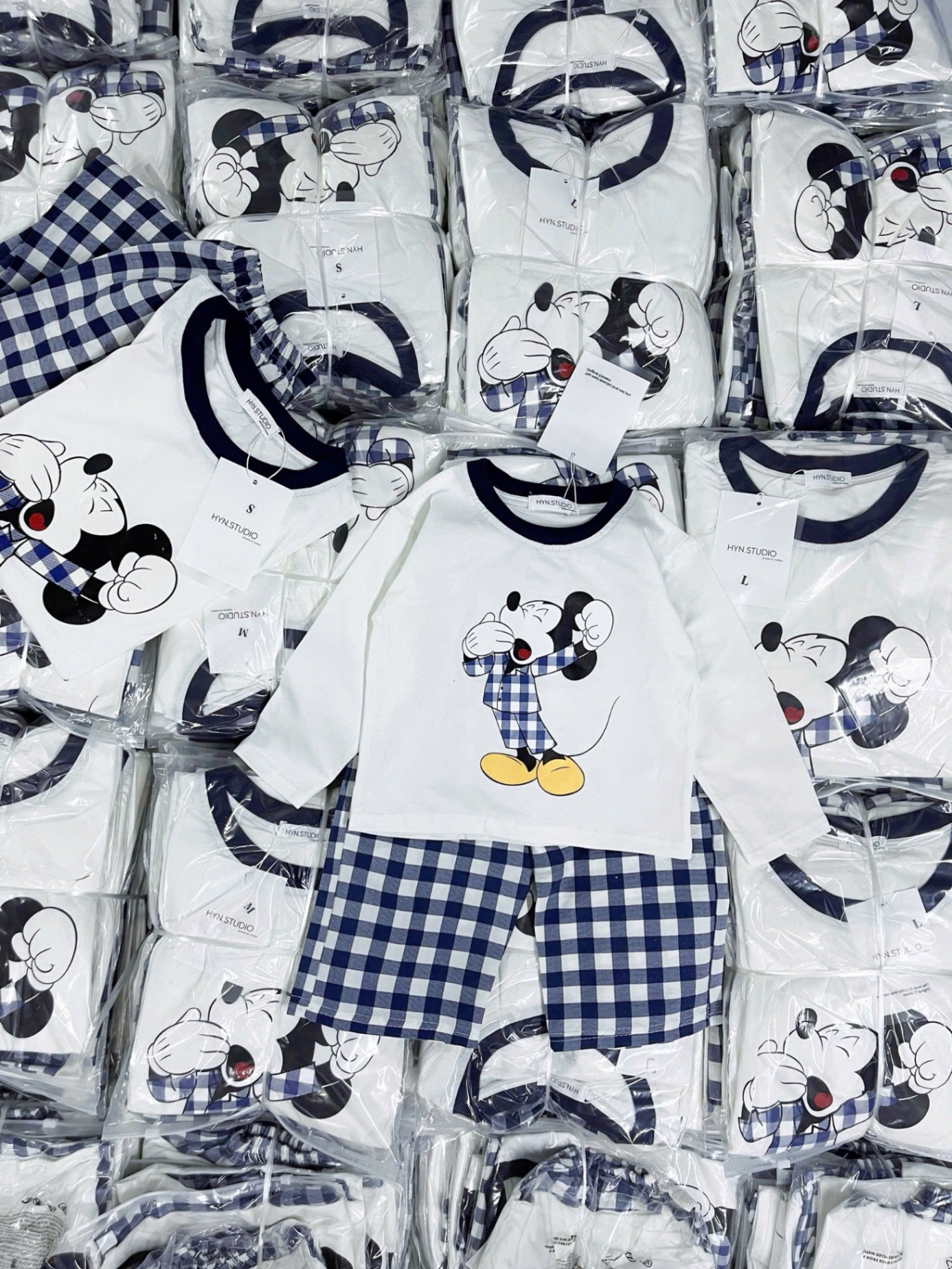 G734 - BỘ ĐÔI MẸ BÉ ÁO TRẮNG MICKEY QUẦN KẺ SUÔNG XANH