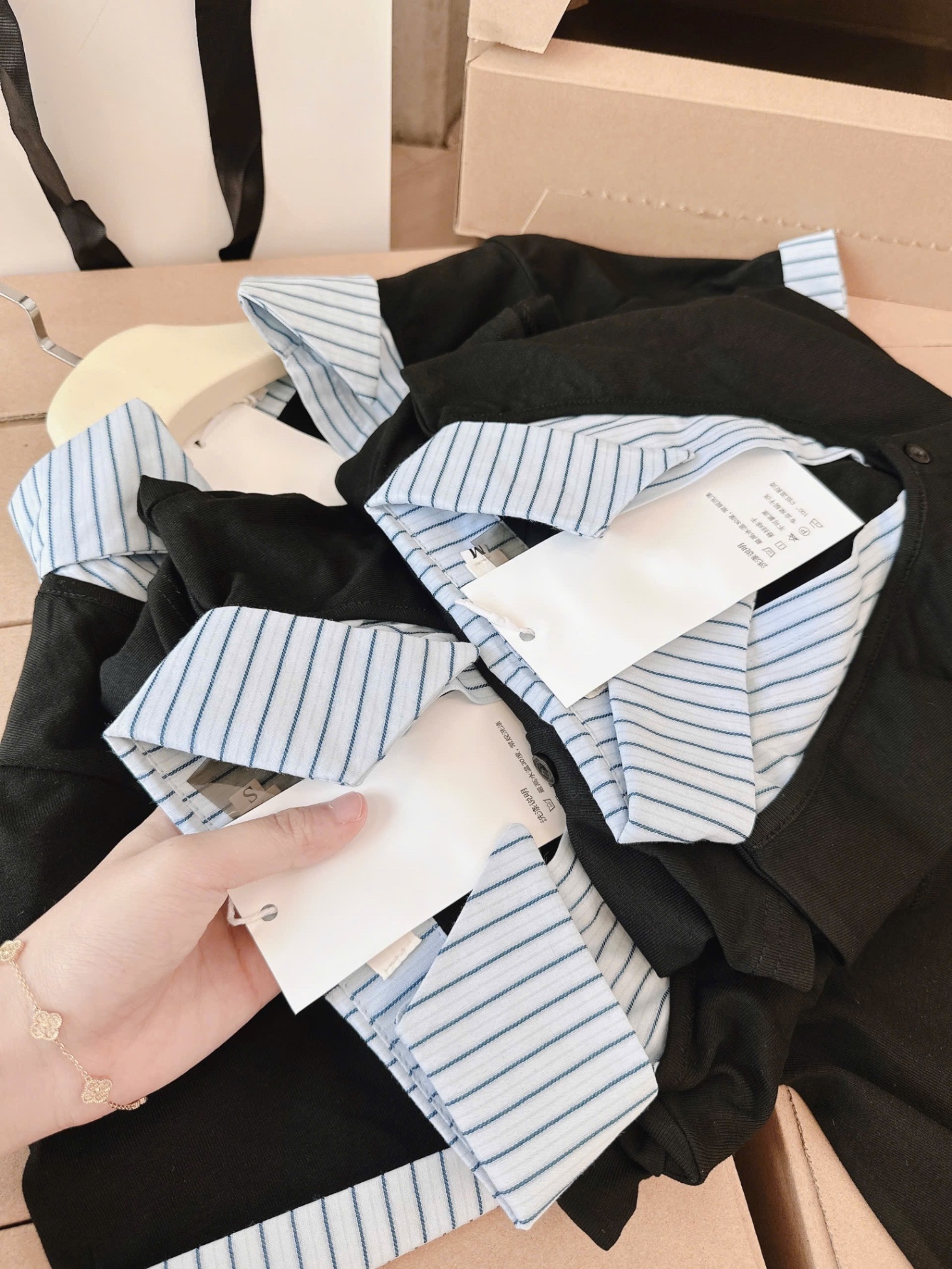 V486 - VÁY NỮ ZIP ĐEN XOÈ PHỐI CỔ SƠ MI XANH