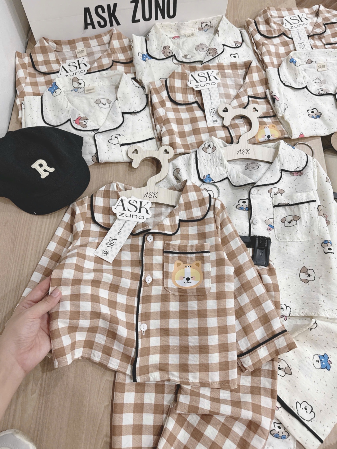 T901 - SET 2 BỘ PYJAMA BÉ TRAI DÀI TAY GẤU nâu kẻ trắng