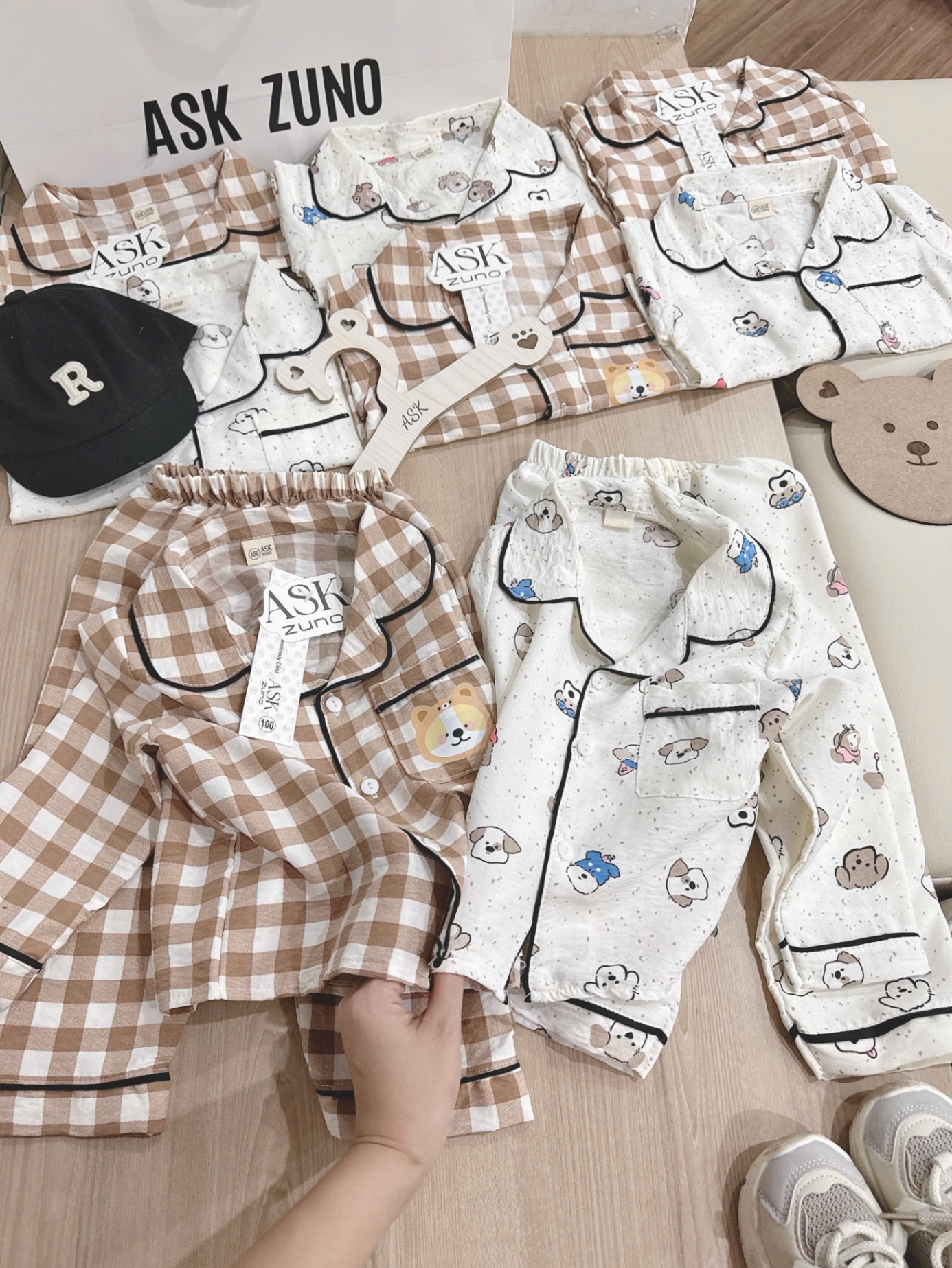 T901 - SET 2 BỘ PYJAMA BÉ TRAI DÀI TAY GẤU nâu kẻ trắng