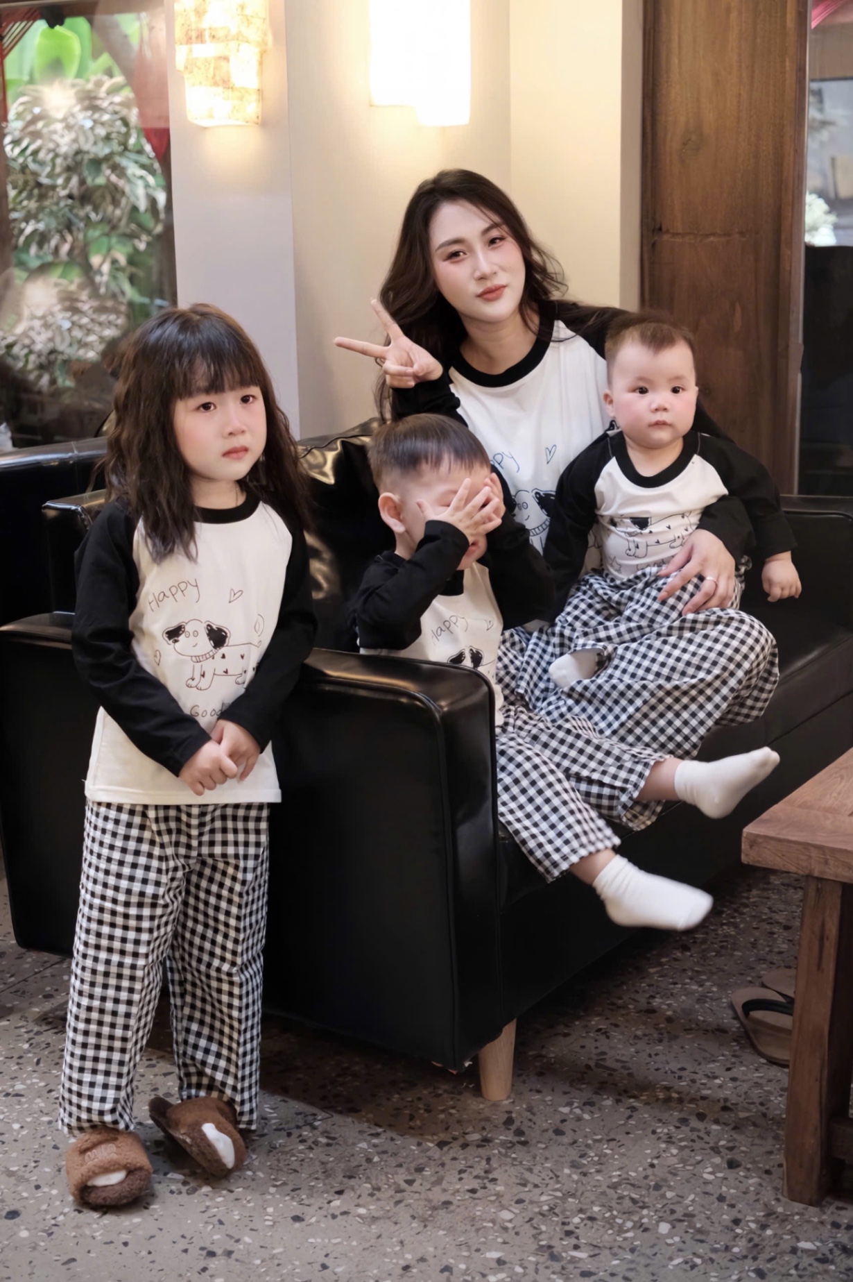 G744 - SET ĐÔI MẸ BÉ ÁO TRẮNG TAY ĐEN CHÓ HAPPY