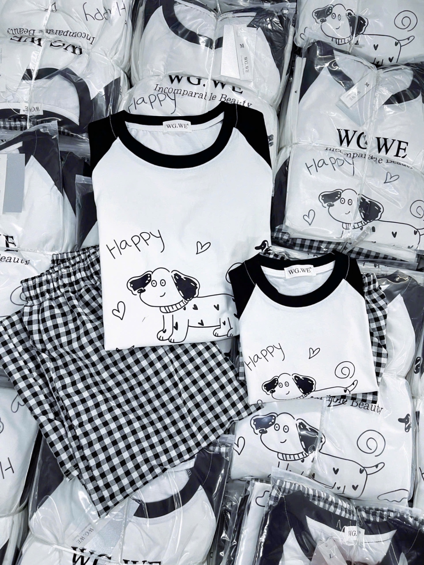 G744 - SET ĐÔI MẸ BÉ ÁO TRẮNG TAY ĐEN CHÓ HAPPY