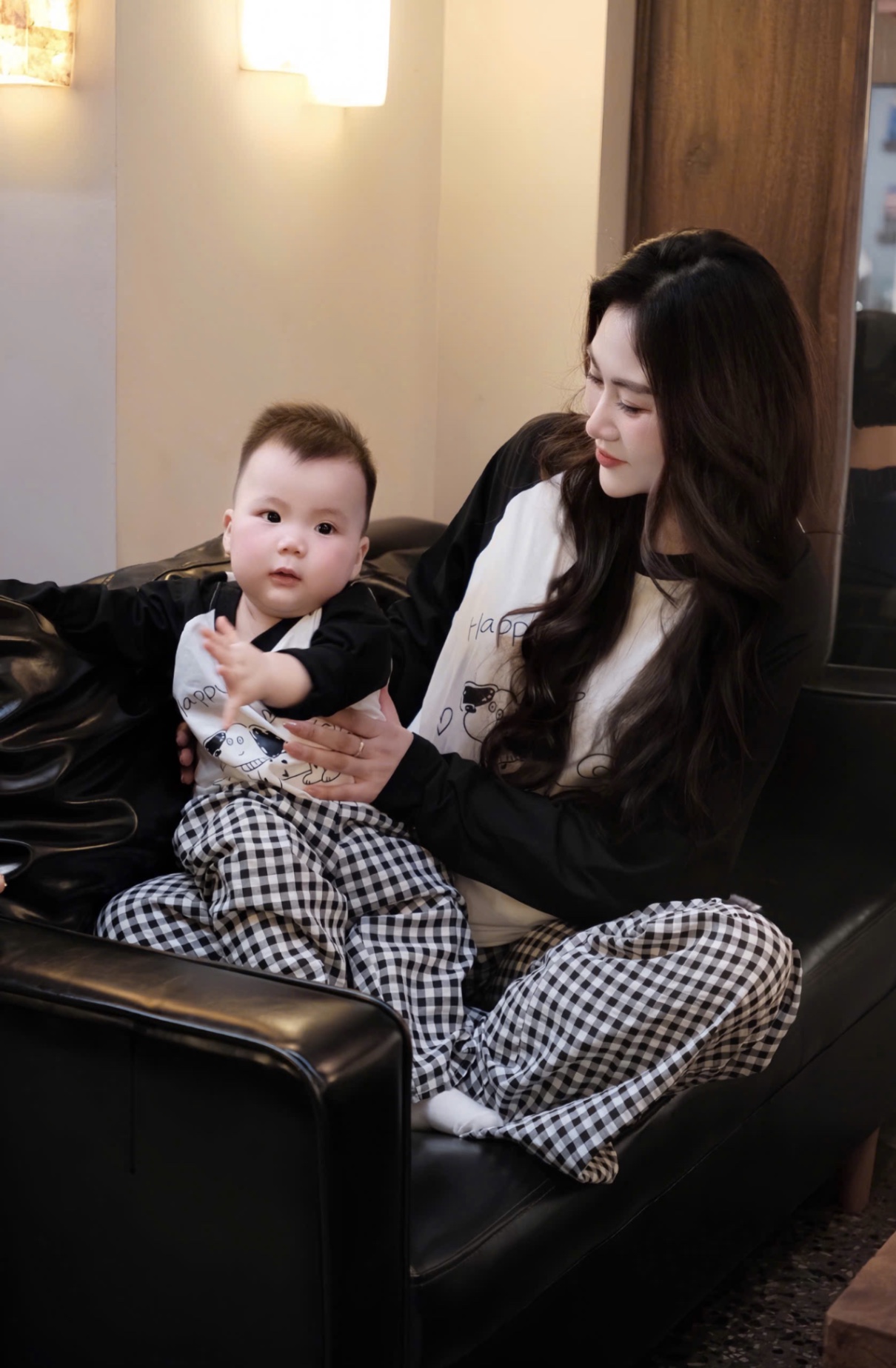 G744 - SET ĐÔI MẸ BÉ ÁO TRẮNG TAY ĐEN CHÓ HAPPY