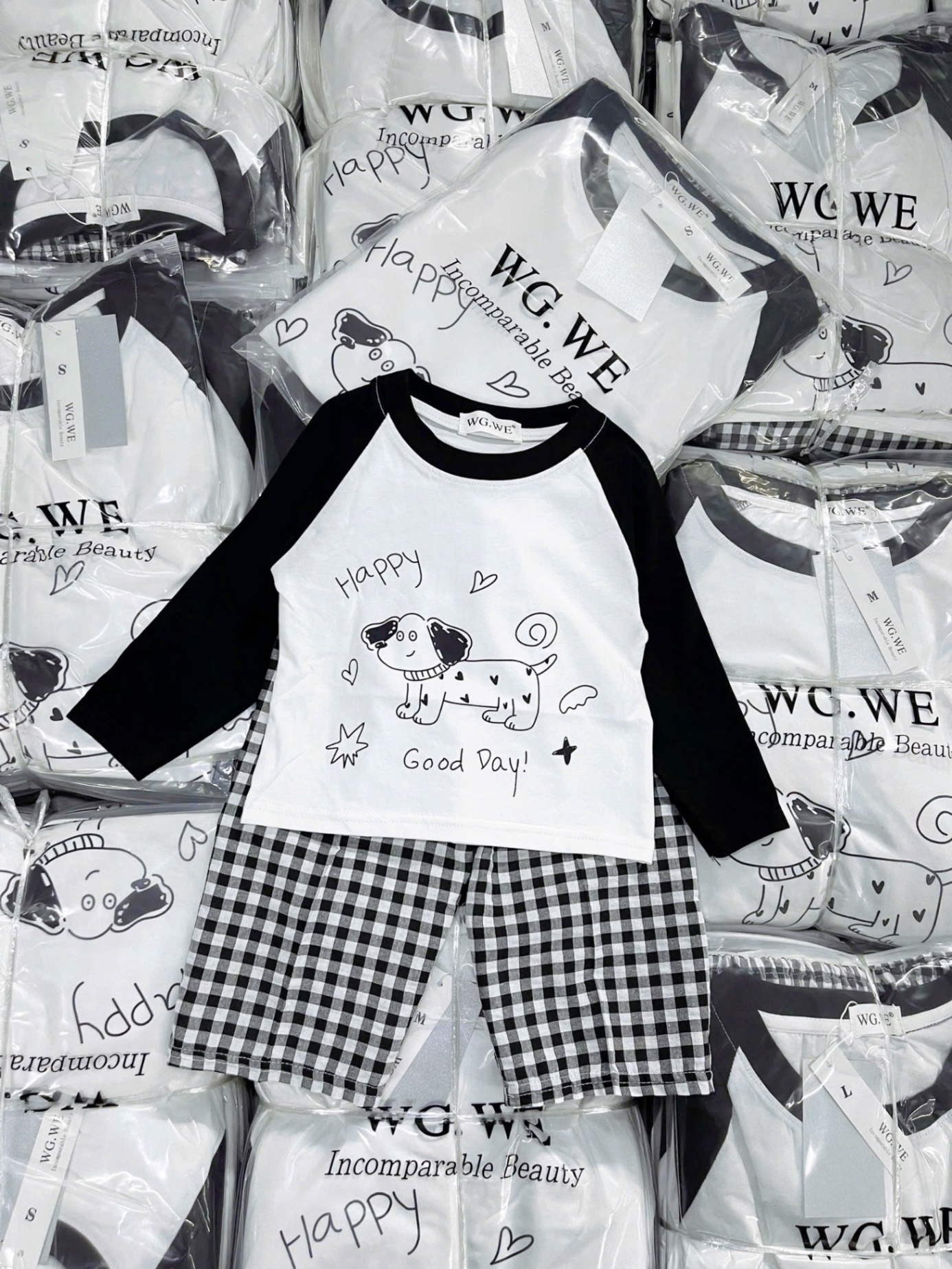 G744 - SET ĐÔI MẸ BÉ ÁO TRẮNG TAY ĐEN CHÓ HAPPY
