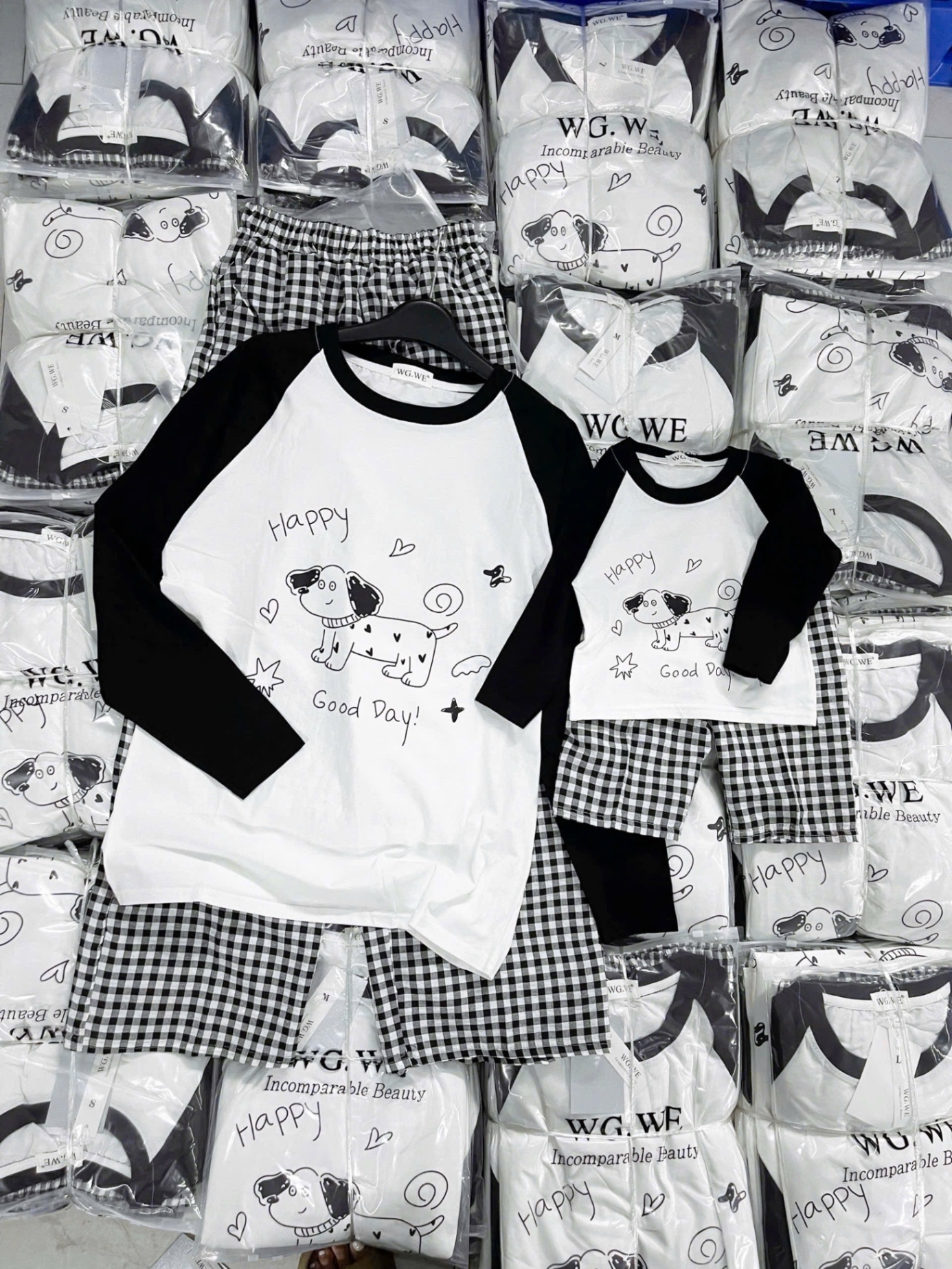 G744 - SET ĐÔI MẸ BÉ ÁO TRẮNG TAY ĐEN CHÓ HAPPY