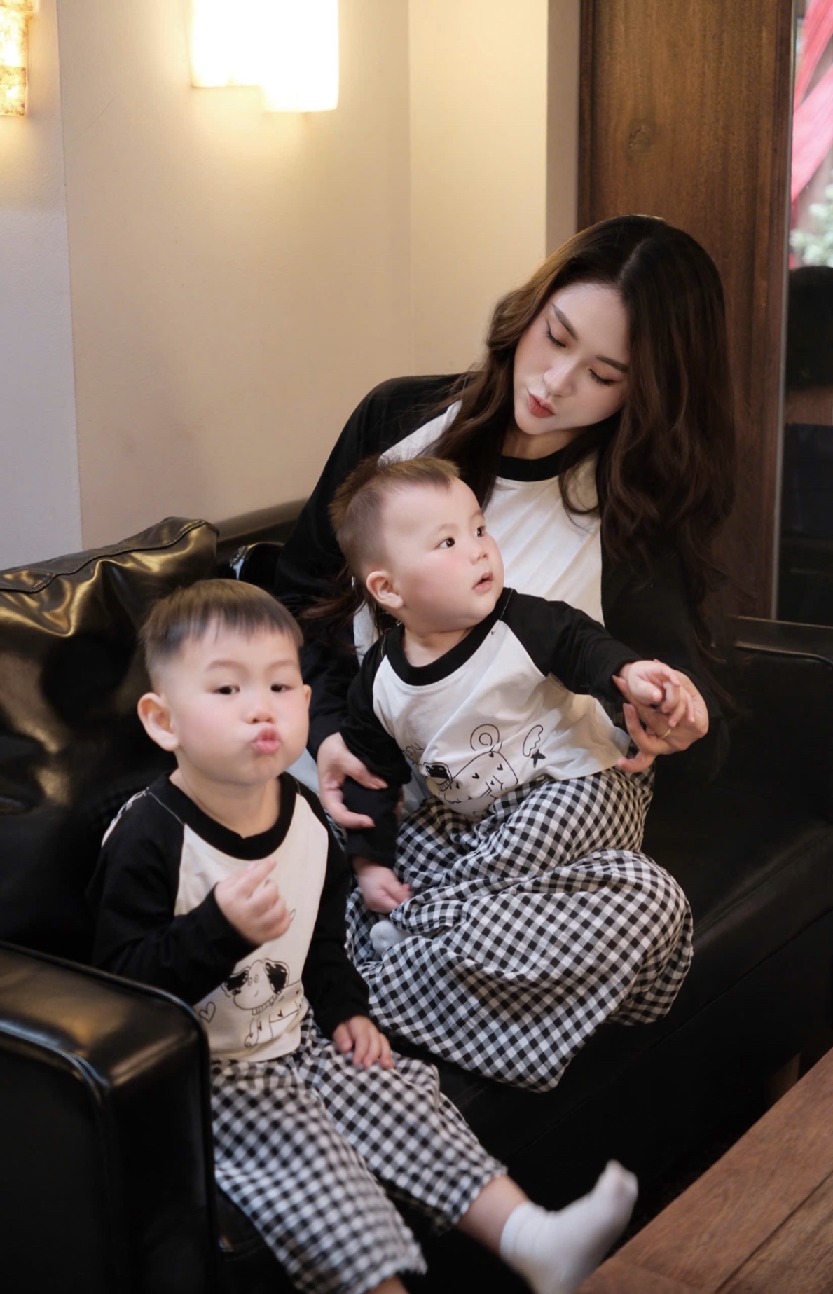 G744 - SET ĐÔI MẸ BÉ ÁO TRẮNG TAY ĐEN CHÓ HAPPY