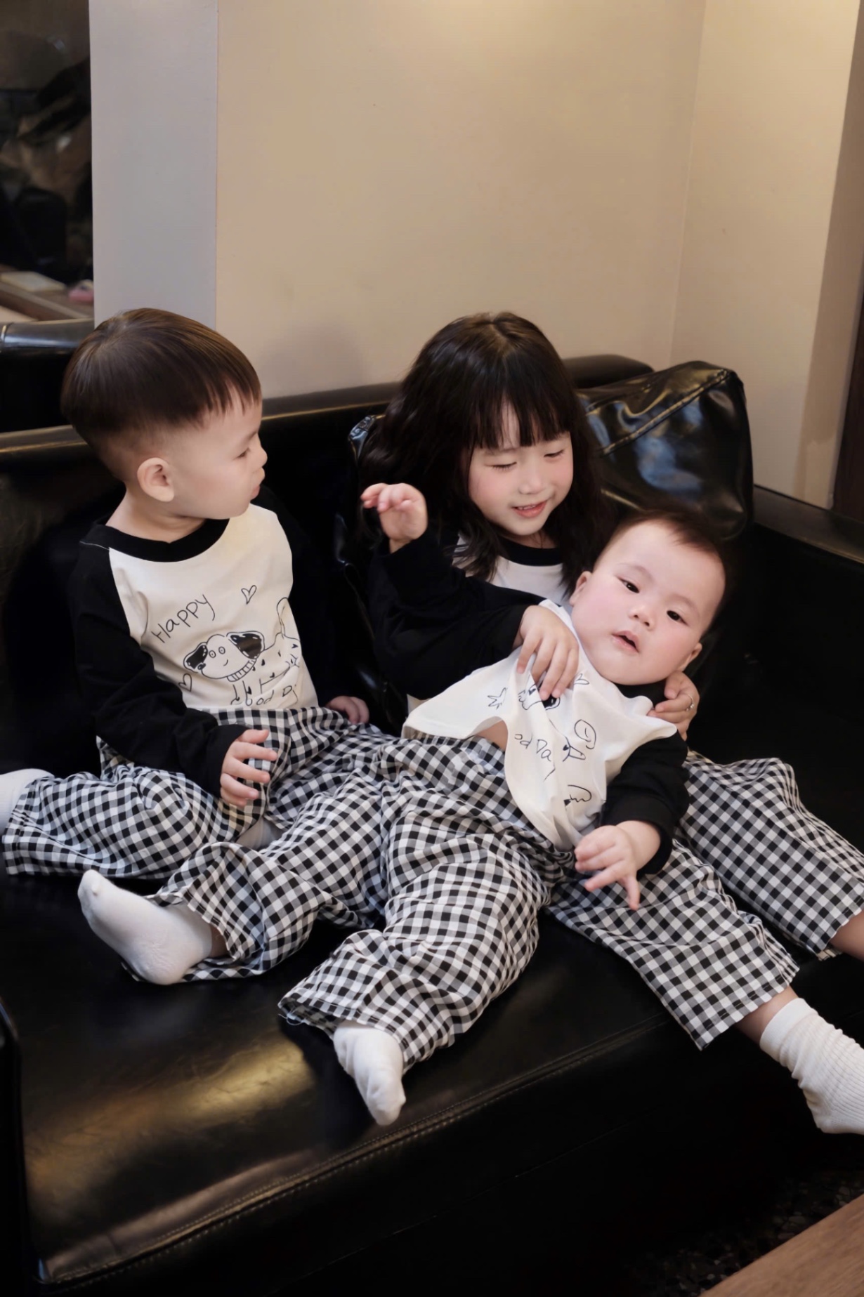 G744 - SET ĐÔI MẸ BÉ ÁO TRẮNG TAY ĐEN CHÓ HAPPY