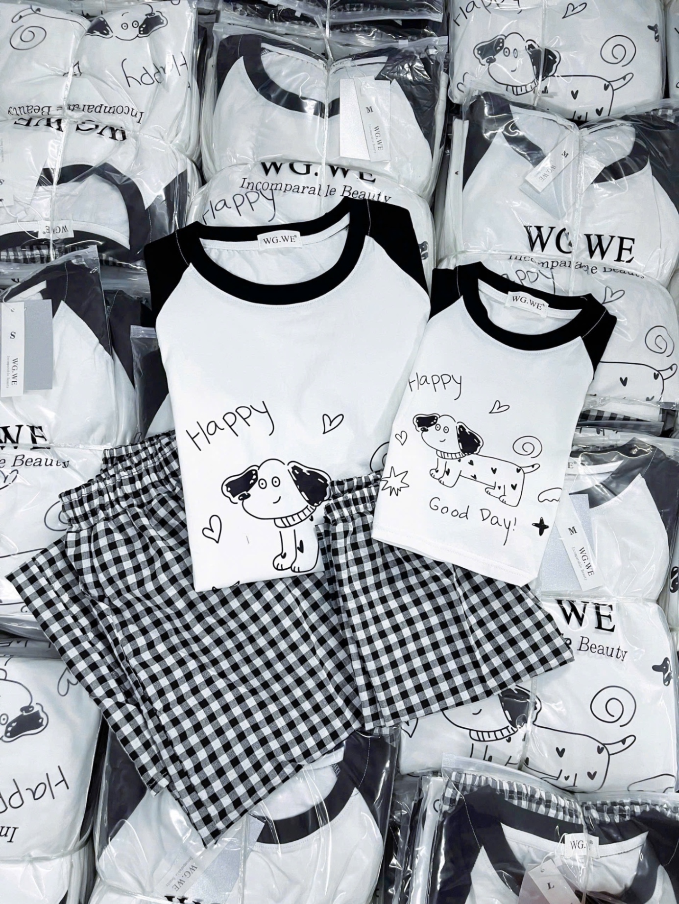 G744 - SET ĐÔI MẸ BÉ ÁO TRẮNG TAY ĐEN CHÓ HAPPY