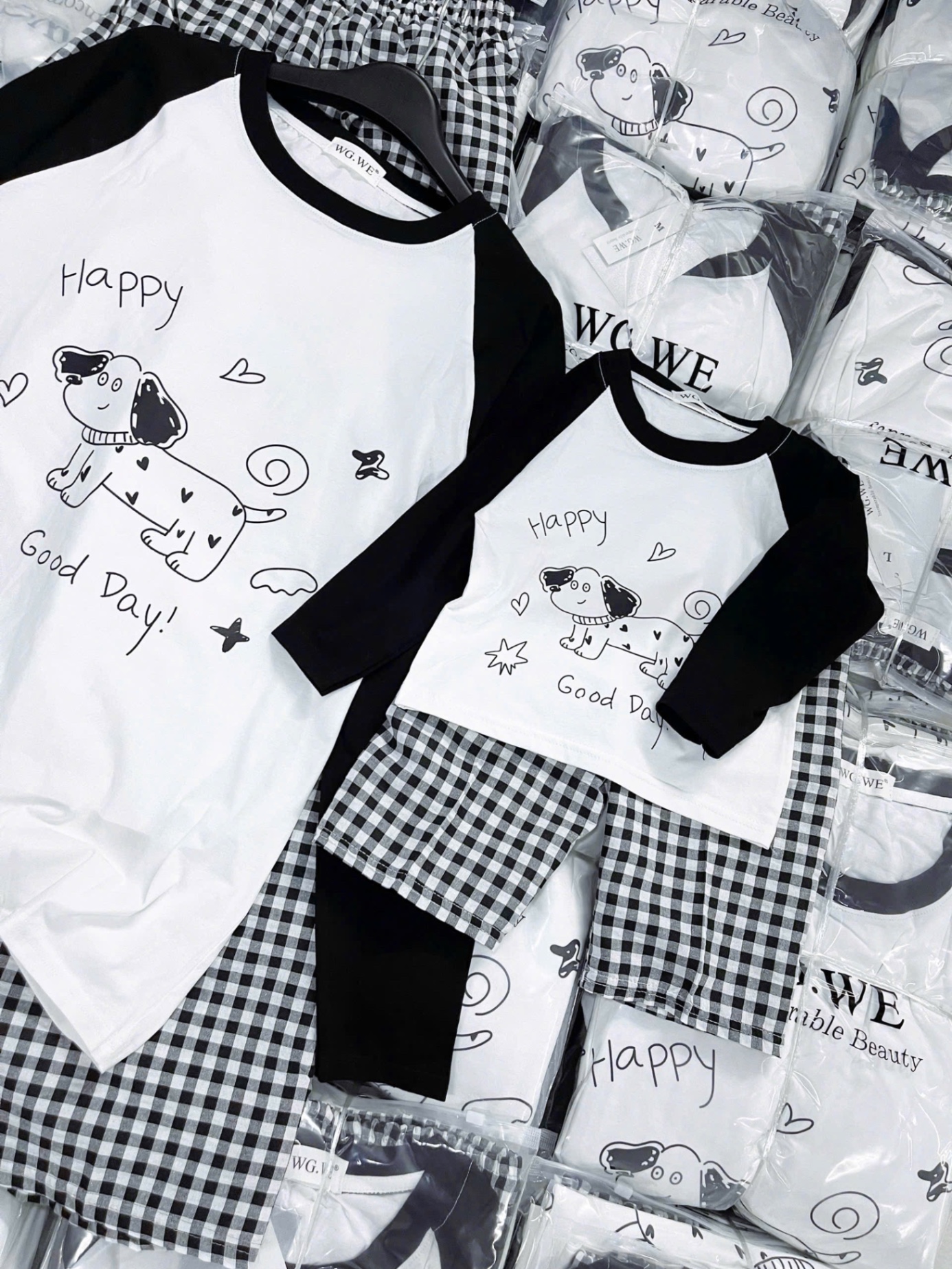 G744 - SET ĐÔI MẸ BÉ ÁO TRẮNG TAY ĐEN CHÓ HAPPY