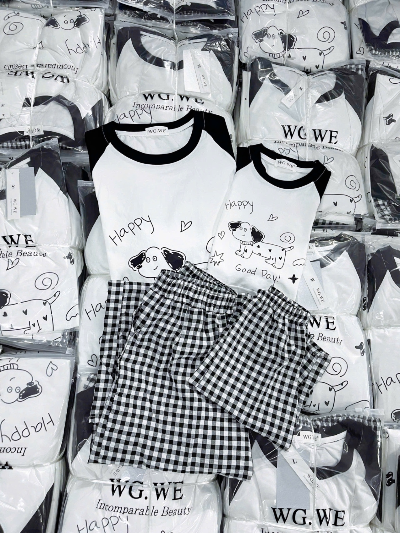 G744 - SET ĐÔI MẸ BÉ ÁO TRẮNG TAY ĐEN CHÓ HAPPY
