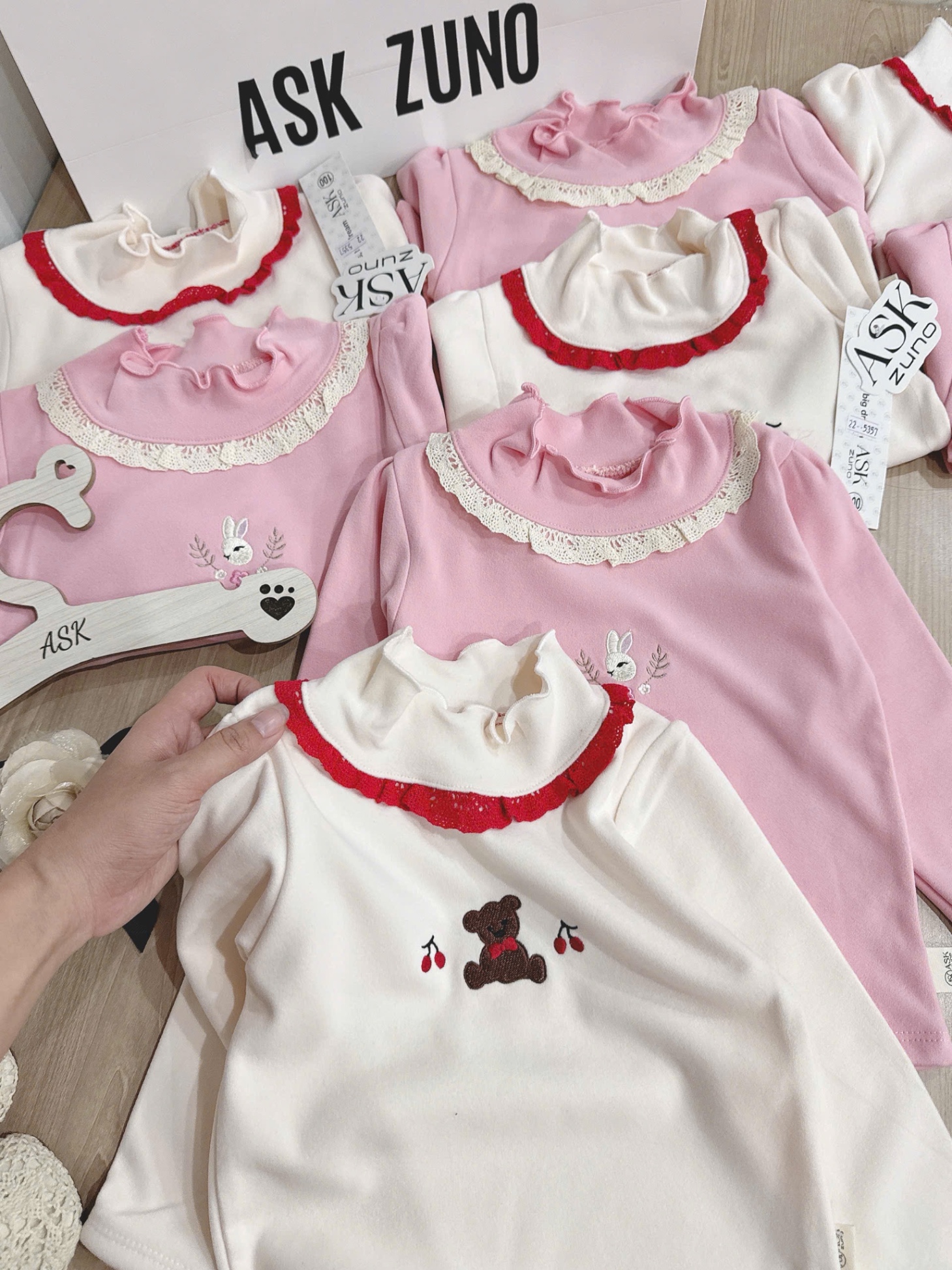 AB785 - SET 2 ÁO BÉ GÁI ZIP LÔNG CỔ BÈO THÊU GẤU hồng be