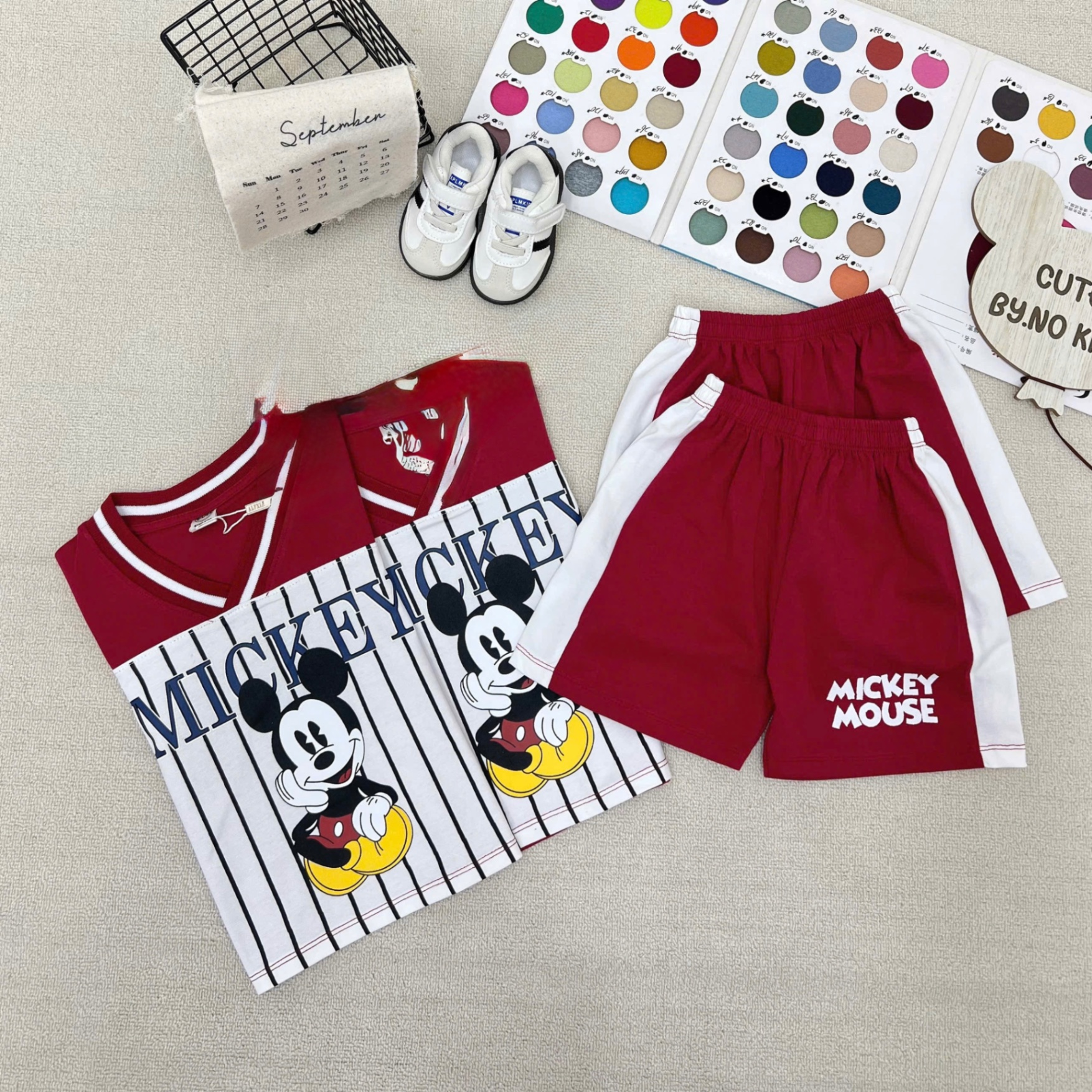 T930 - BỘ ĐÙI BÉ TRAI ÁO ĐỎ CỔ V MICKEY PHỐI TRẮNG