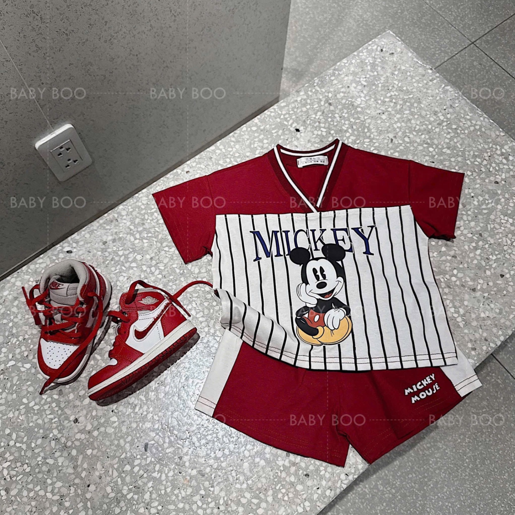 T930 - BỘ ĐÙI BÉ TRAI ÁO ĐỎ CỔ V MICKEY PHỐI TRẮNG