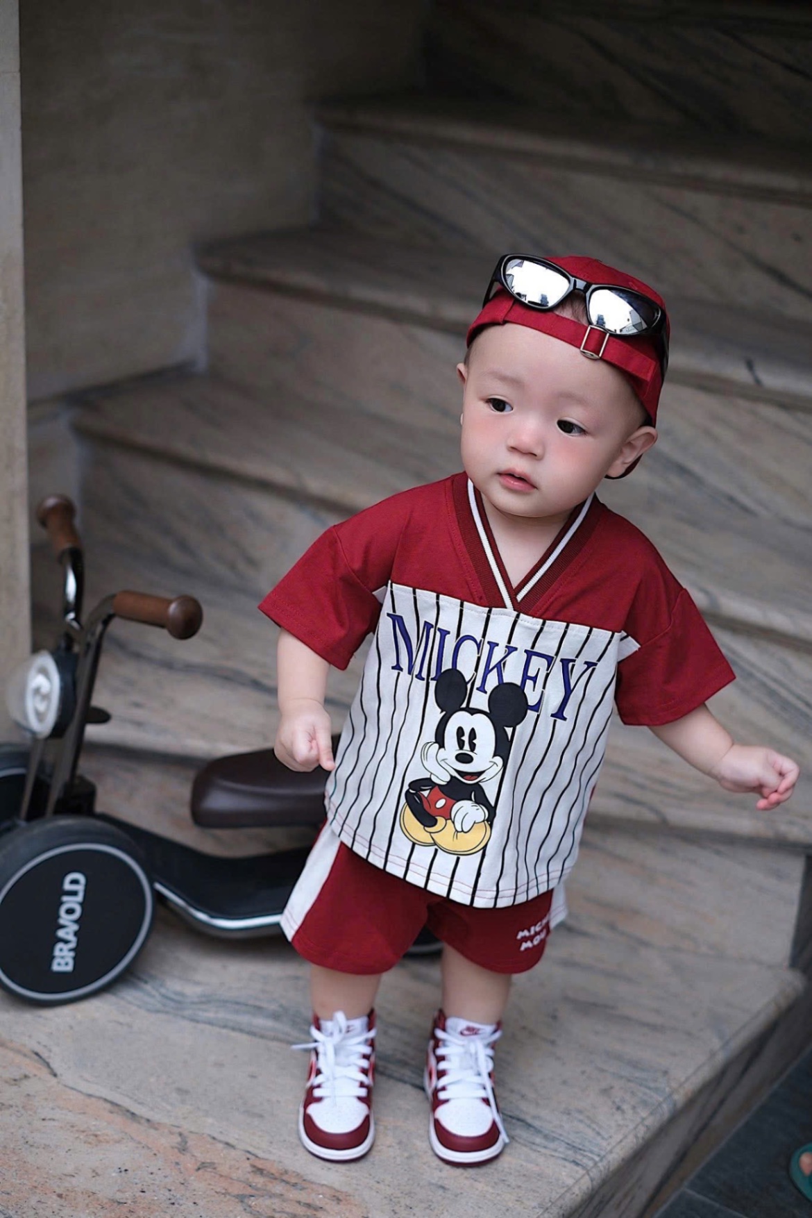 T930 - BỘ ĐÙI BÉ TRAI ÁO ĐỎ CỔ V MICKEY PHỐI TRẮNG
