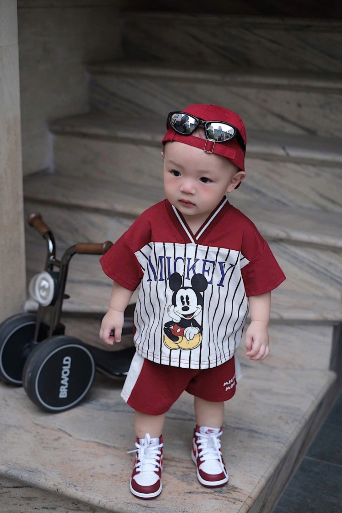 T930 - BỘ ĐÙI BÉ TRAI ÁO ĐỎ CỔ V MICKEY PHỐI TRẮNG
