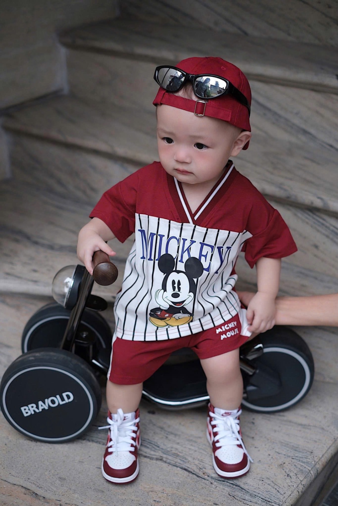 T930 - BỘ ĐÙI BÉ TRAI ÁO ĐỎ CỔ V MICKEY PHỐI TRẮNG