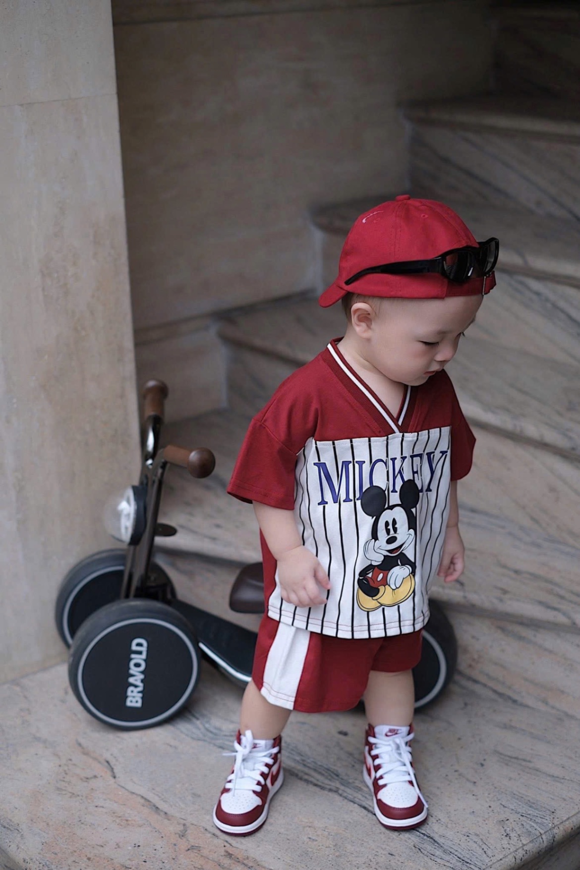 T930 - BỘ ĐÙI BÉ TRAI ÁO ĐỎ CỔ V MICKEY PHỐI TRẮNG