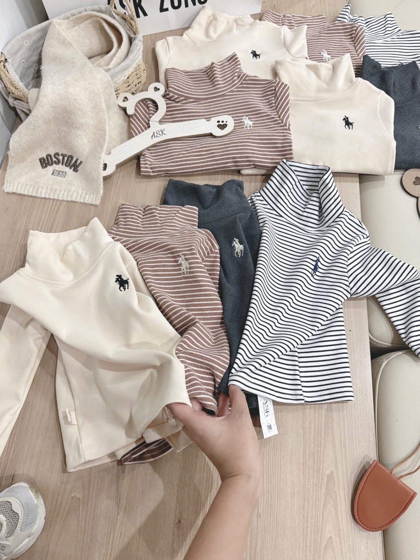 AB793 - SET 4 ÁO BÉ TRAI ZIP LÔNG CỔ LỌ THÊU KỊ SĨ