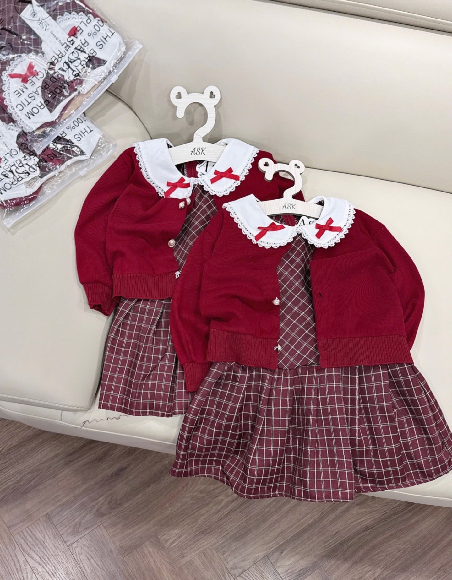 G751 - SET BÉ GÁI VÁY KẺ CARO MIX CARDIGAN ĐỎ NƠ