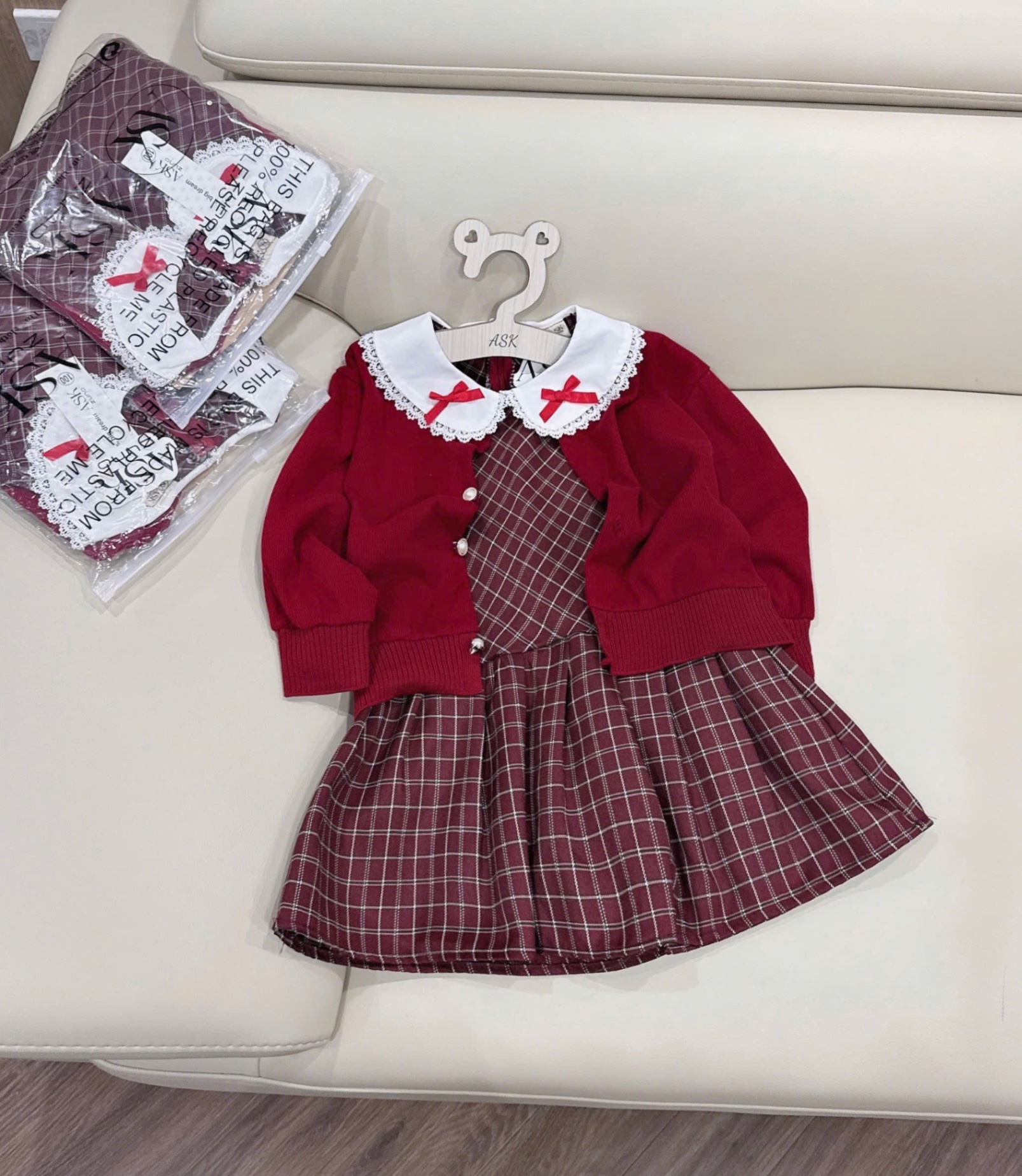 G751 - SET BÉ GÁI VÁY KẺ CARO MIX CARDIGAN ĐỎ NƠ