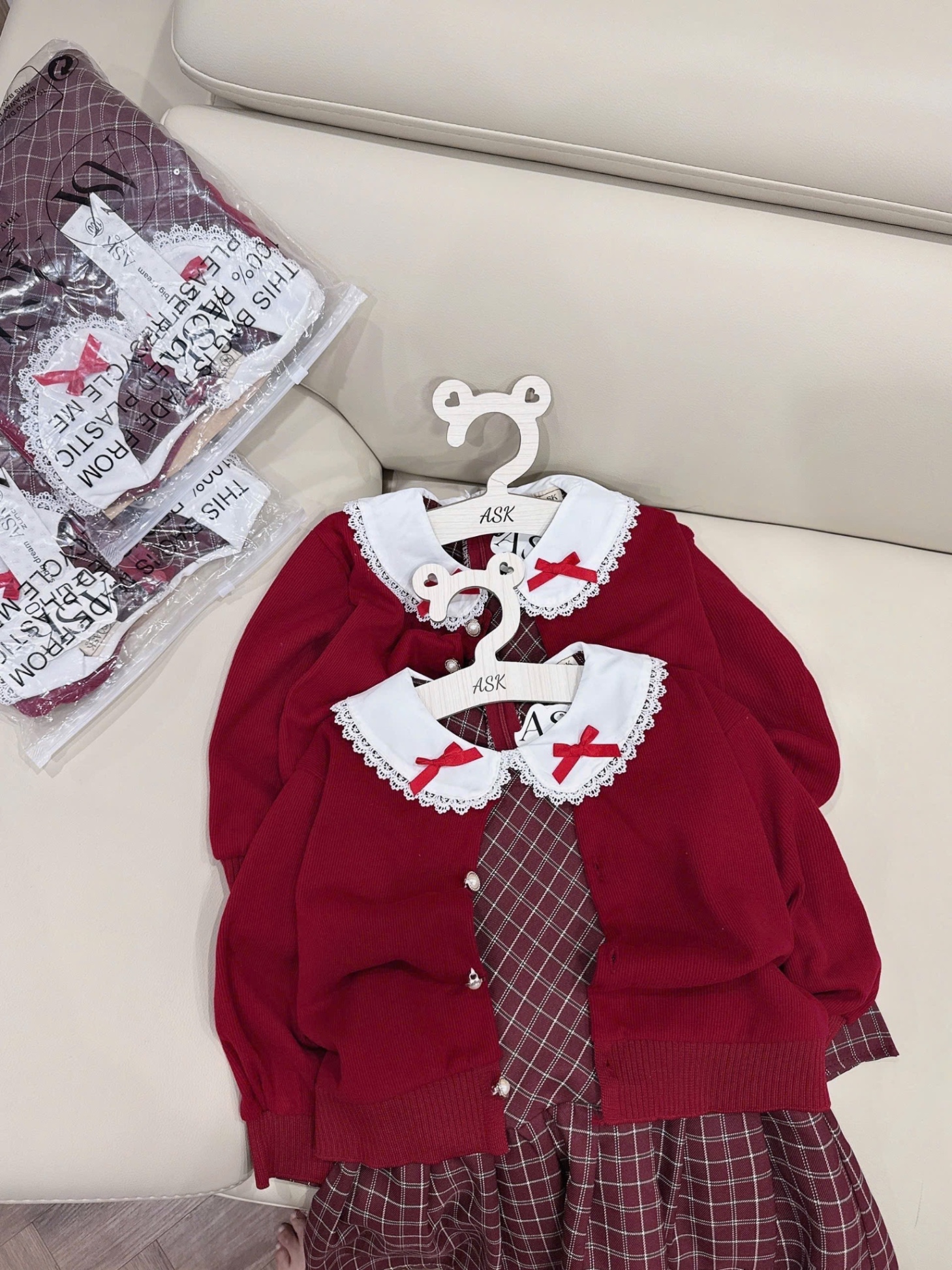 G751 - SET BÉ GÁI VÁY KẺ CARO MIX CARDIGAN ĐỎ NƠ