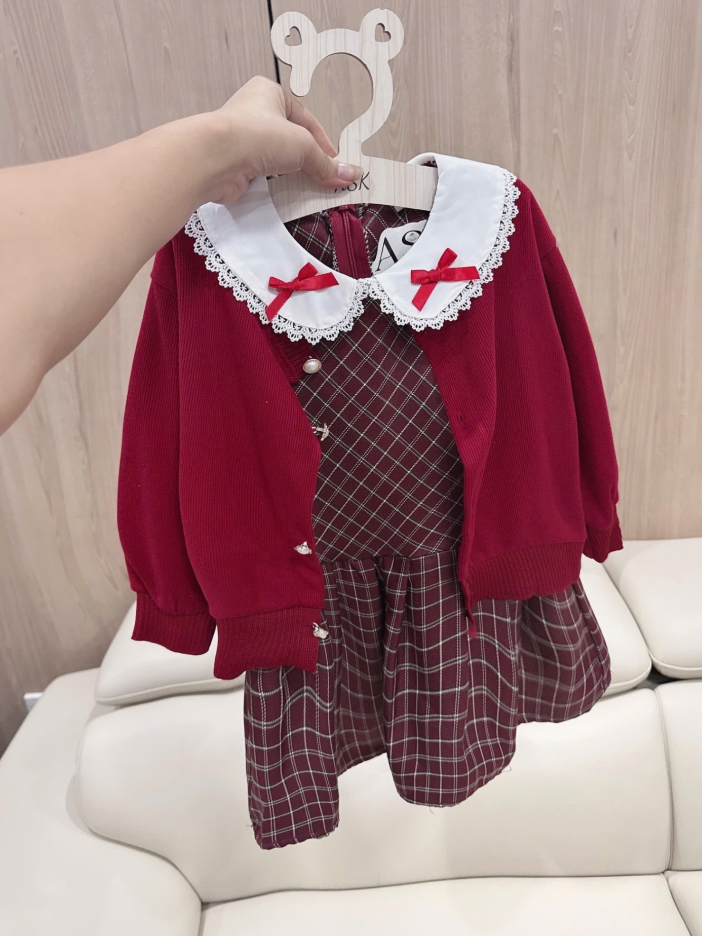 G751 - SET BÉ GÁI VÁY KẺ CARO MIX CARDIGAN ĐỎ NƠ