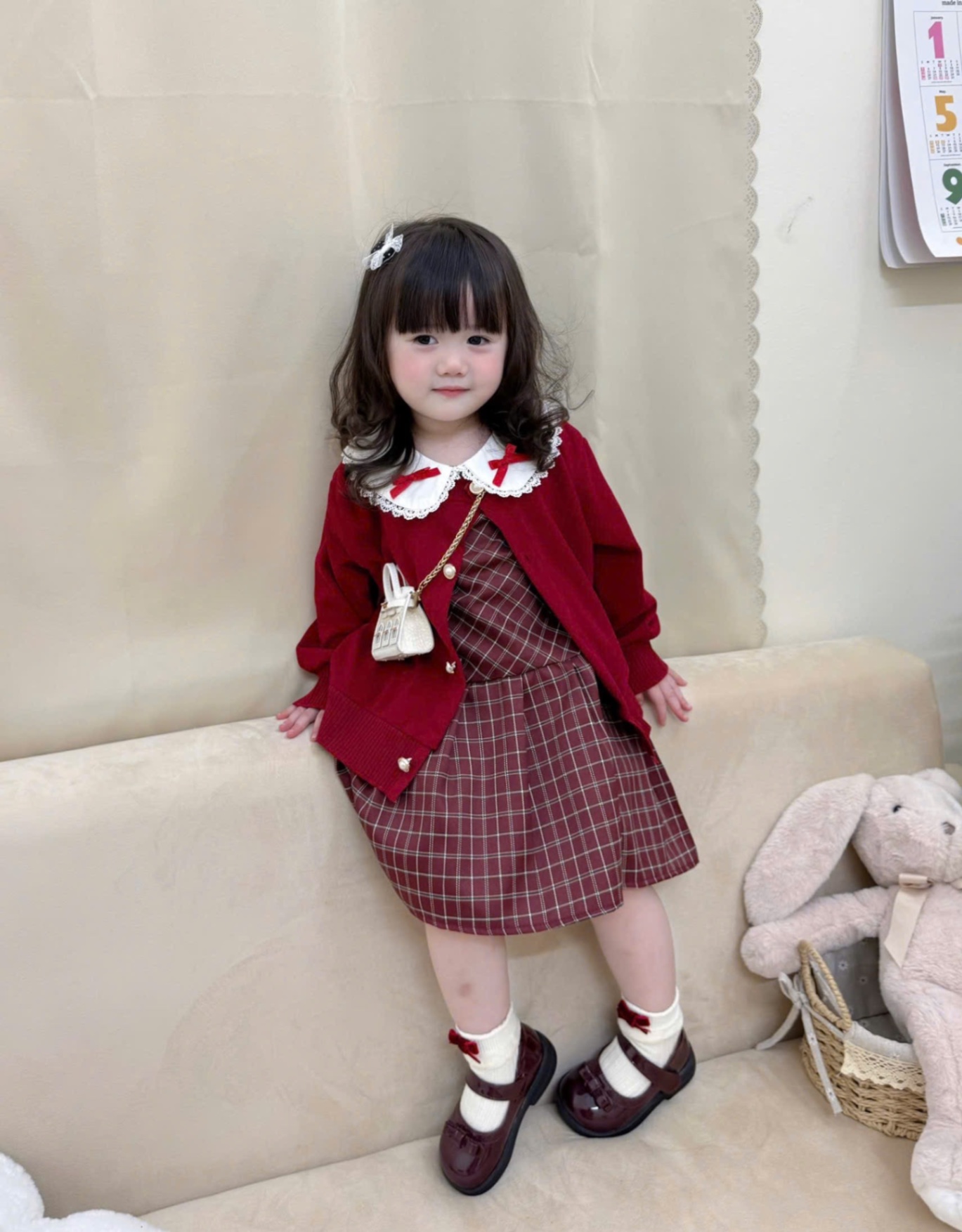 G751 - SET BÉ GÁI VÁY KẺ CARO MIX CARDIGAN ĐỎ NƠ