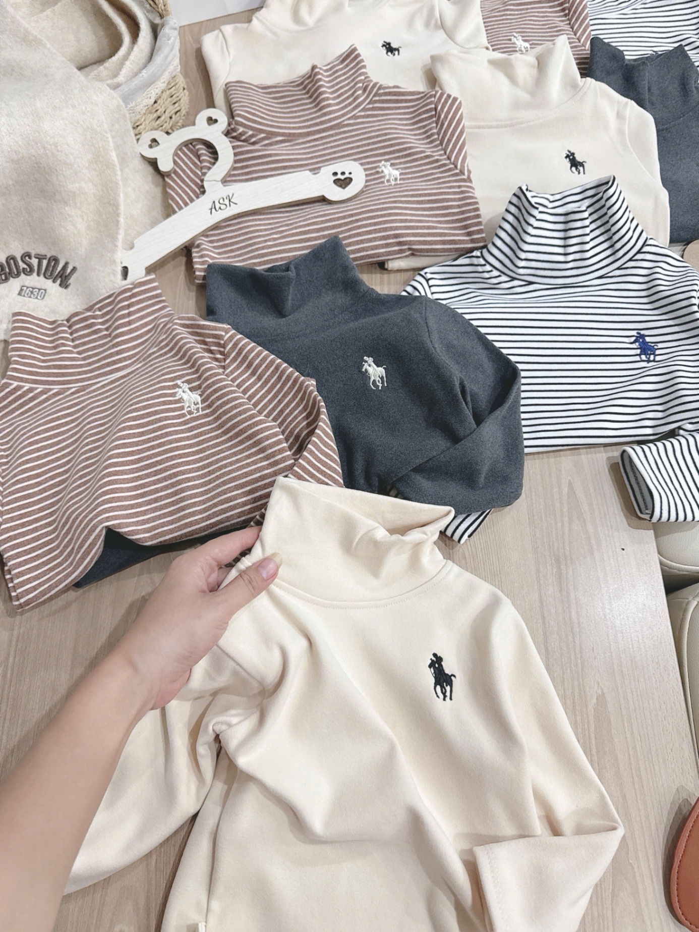 AB793 - SET 4 ÁO BÉ TRAI ZIP LÔNG CỔ LỌ THÊU KỊ SĨ