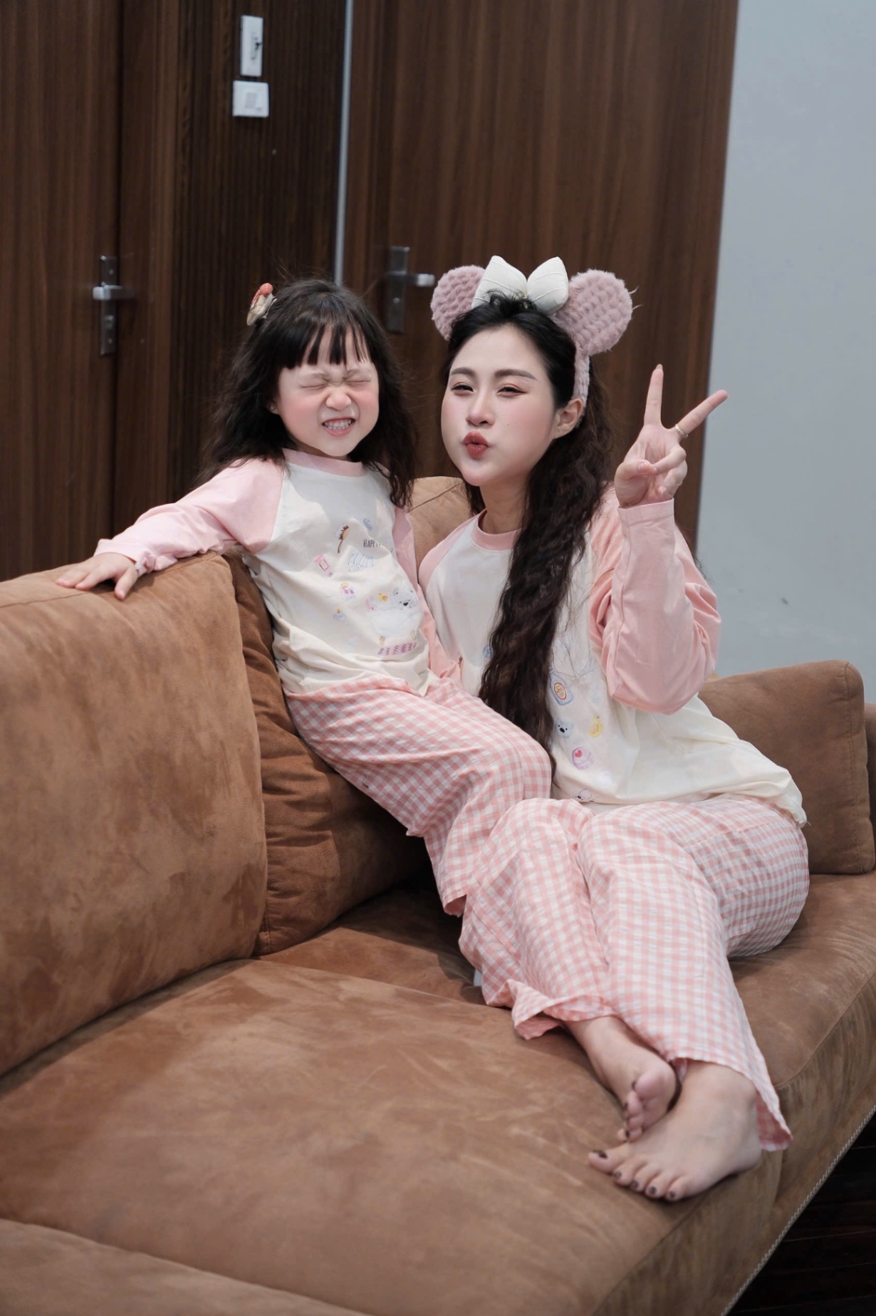 G759 - SET ĐÔI MẸ BÉ ÁO BE TAY HỒNG QUẦN KẺ