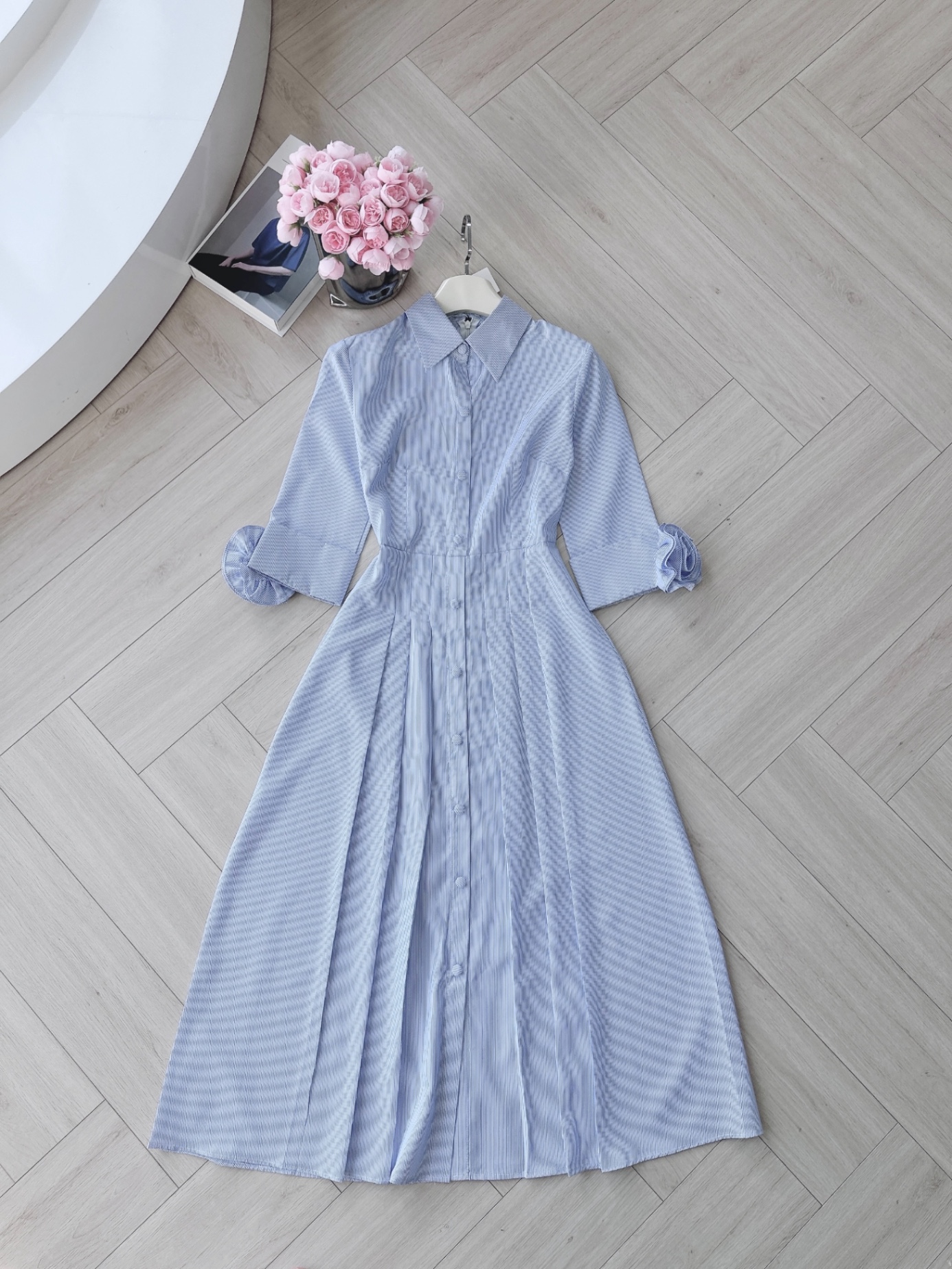V487 - VÁY SƠ MI XANH SỌC CÚC BỌC TAY ĐÍNH HOA