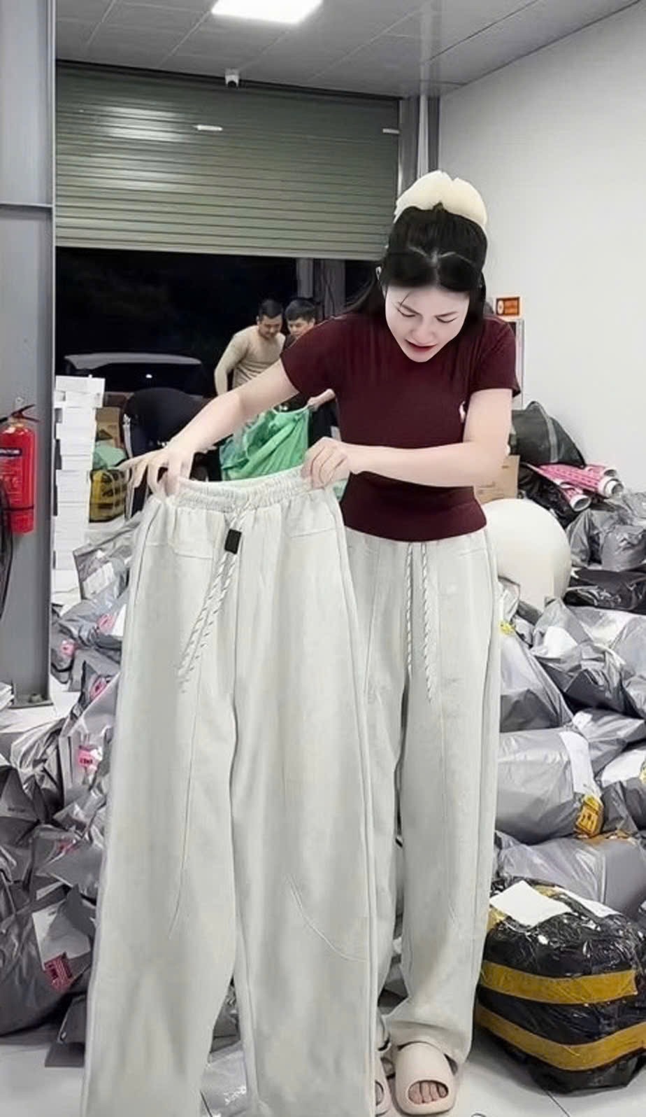 S174 - SET NỮ ÁO ZIP ĐỎ NGỰA CỘC MIX QUẦN HAIDA GHI
