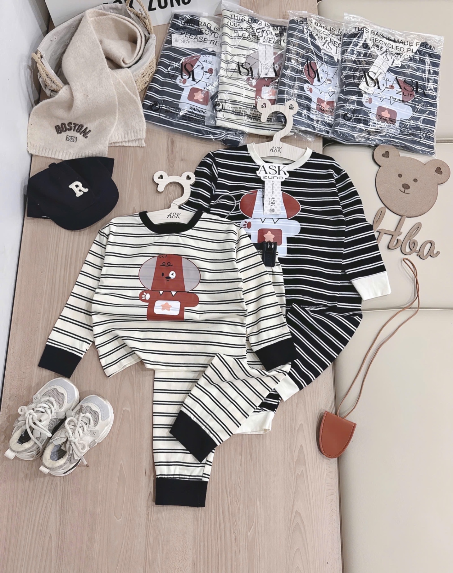 T952 - SET 2 BỘ BÉ TRAI DÀI TAY KẺ NGANG GẤU đen trắng