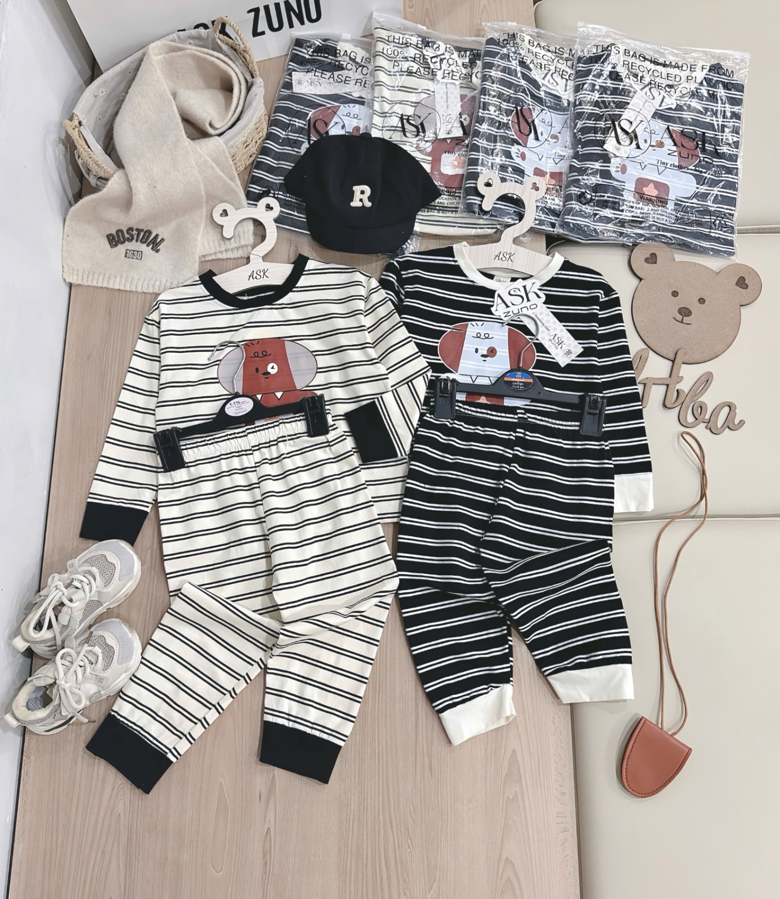 T952 - SET 2 BỘ BÉ TRAI DÀI TAY KẺ NGANG GẤU đen trắng