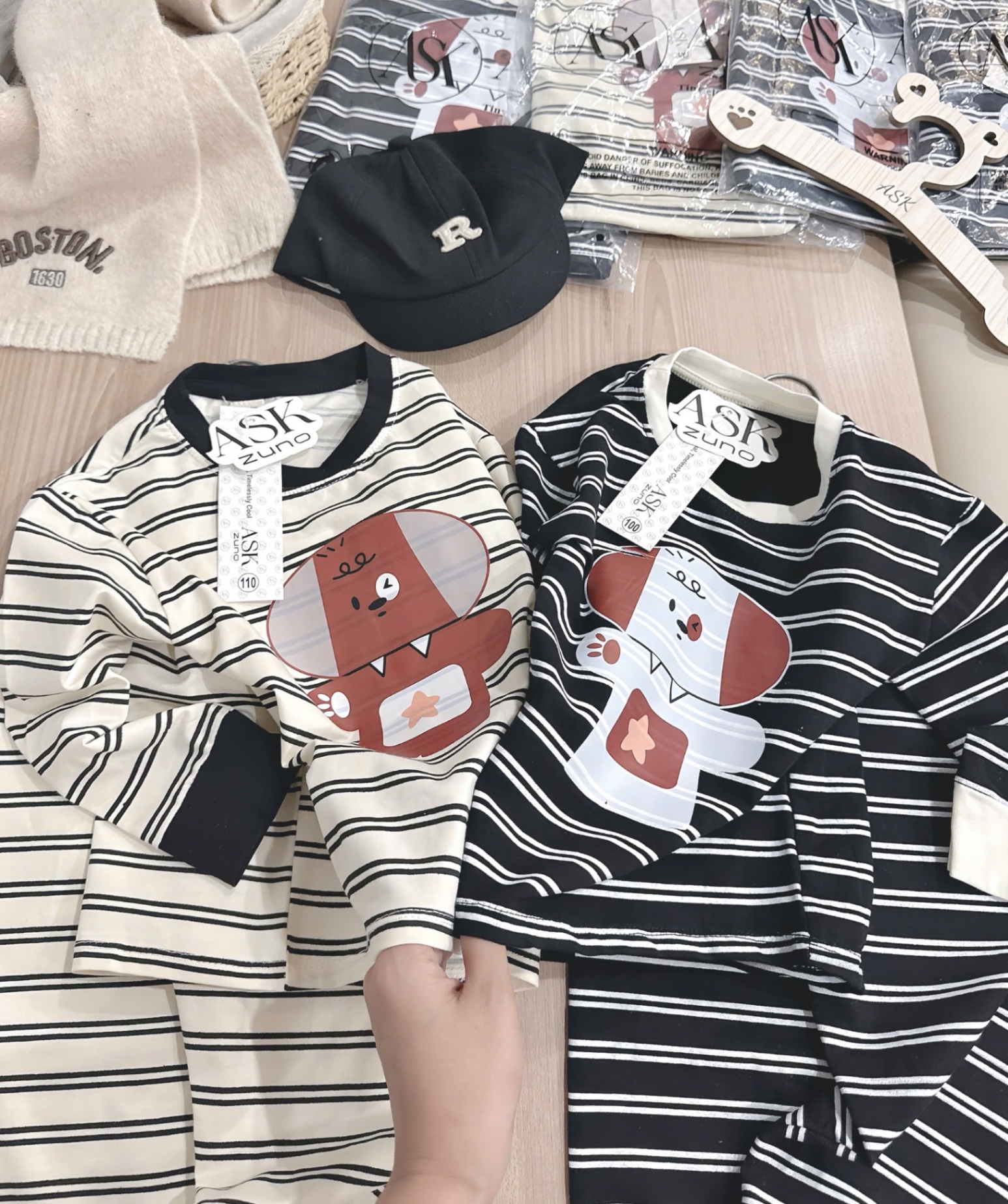 T952 - SET 2 BỘ BÉ TRAI DÀI TAY KẺ NGANG GẤU đen trắng