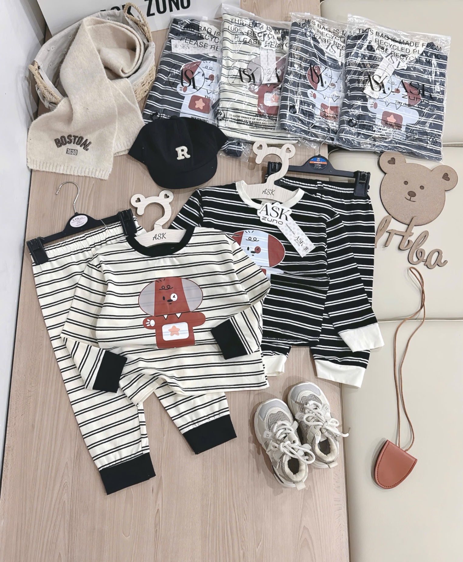 T952 - SET 2 BỘ BÉ TRAI DÀI TAY KẺ NGANG GẤU đen trắng
