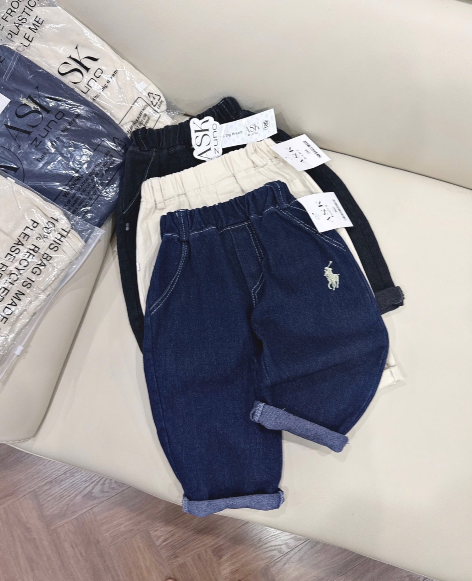QB341 - QUẦN JEANS BÉ TRAI CẠP CHUN THÊU KỊ SĨ 3M
