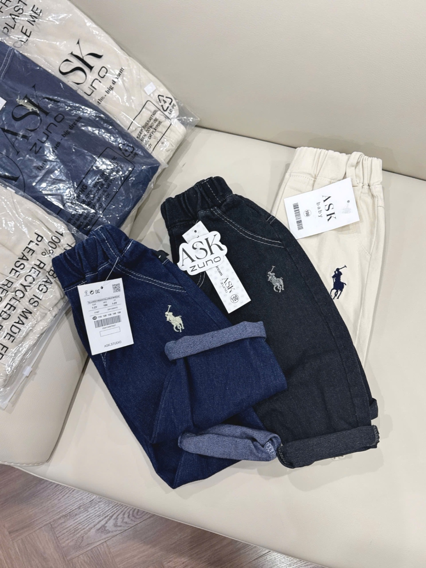 QB341 - QUẦN JEANS BÉ TRAI CẠP CHUN THÊU KỊ SĨ 3M