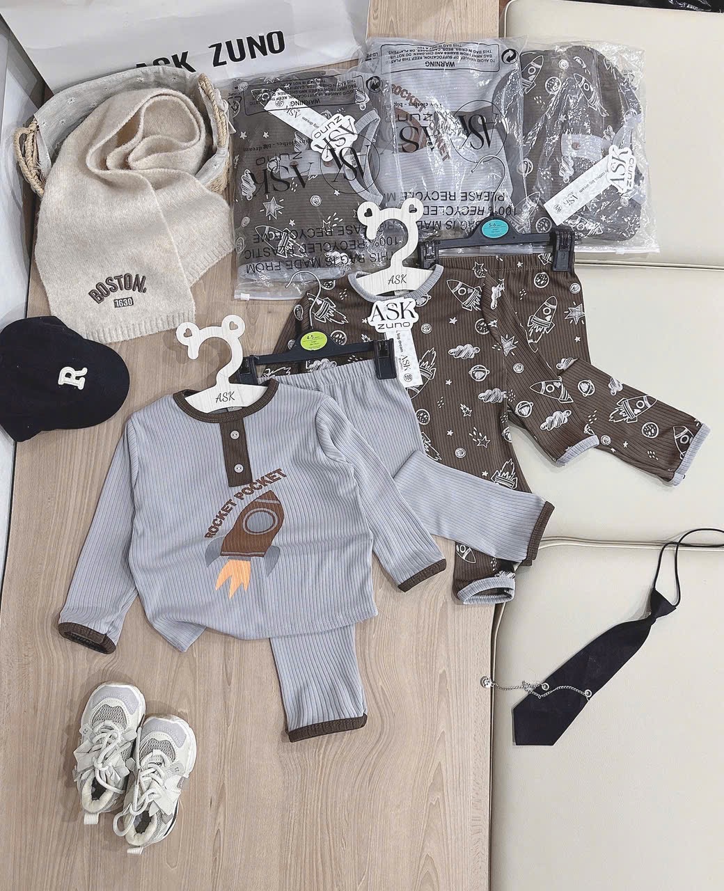 T994 - SET 2 BỘ BÉ TRAI GÂN ĐŨA TÊN LỬA ROCKET nâu xám