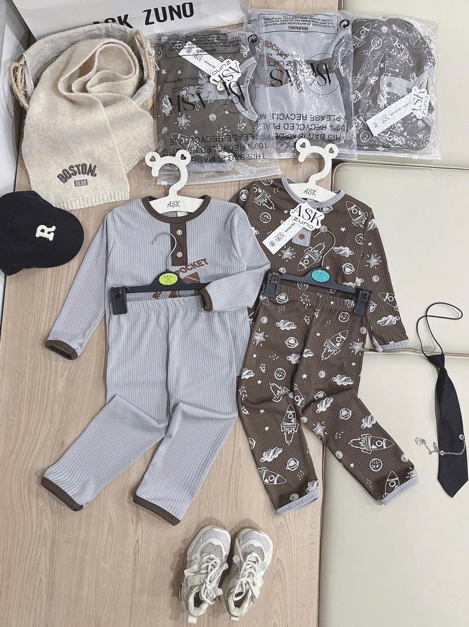 T994 - SET 2 BỘ BÉ TRAI GÂN ĐŨA TÊN LỬA ROCKET nâu xám