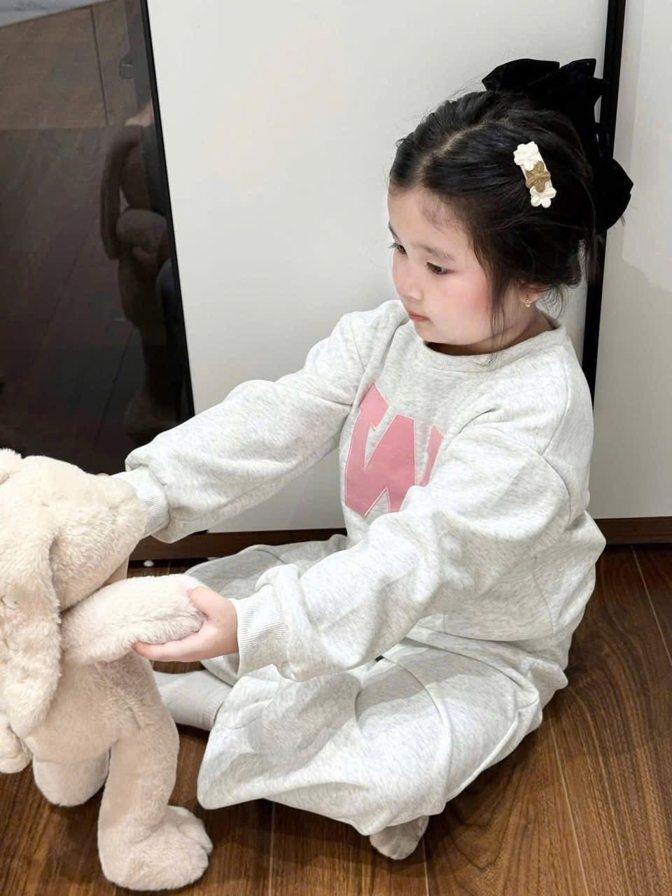 G796 - BỘ NỈ BÉ GÁI XÁM CHỮ W HỒNG