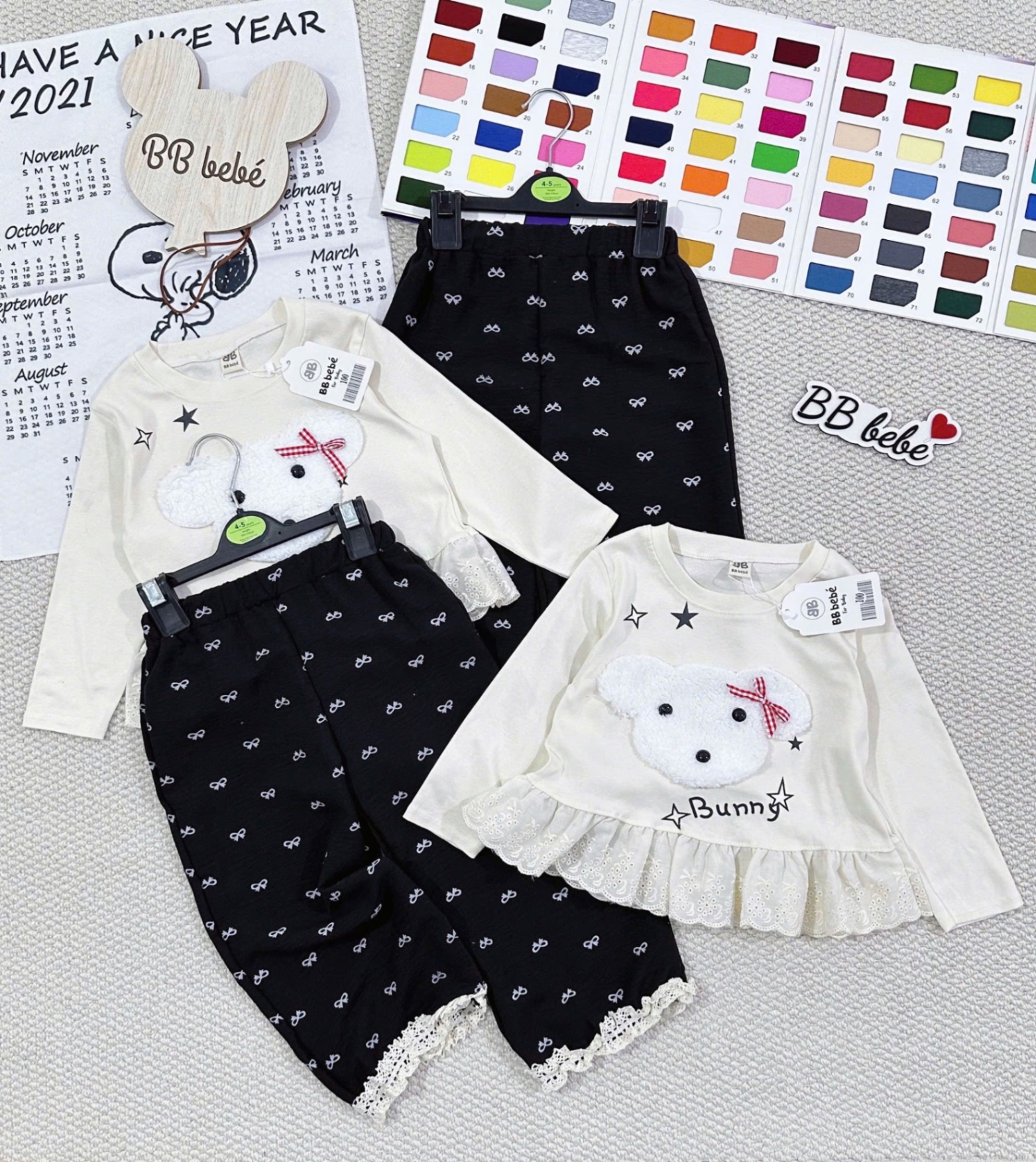 G807 - BỘ BÉ GÁI ÁO BE GẤU NỔI BUNNY QUẦN ĐEN NƠ
