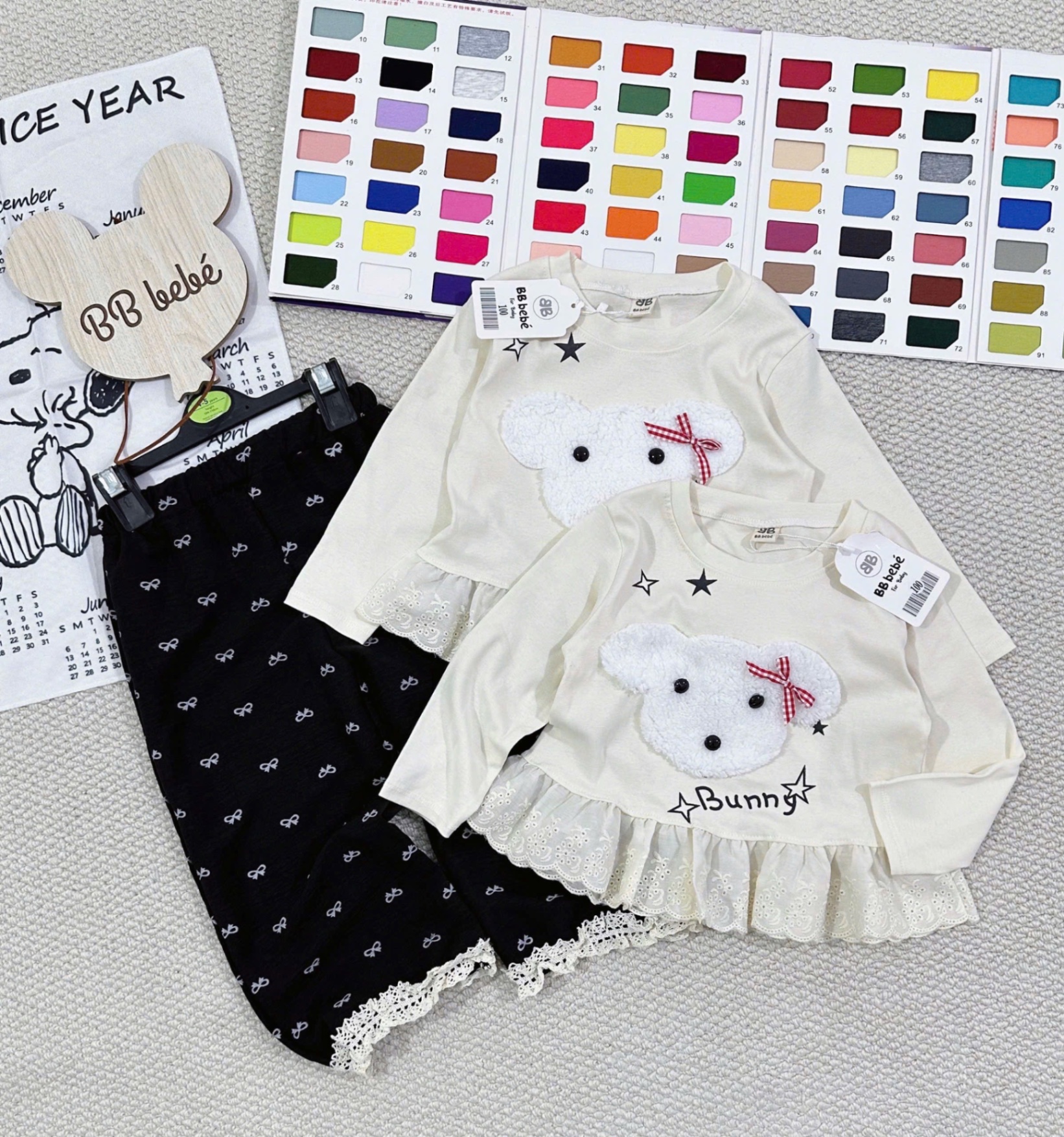 G807 - BỘ BÉ GÁI ÁO BE GẤU NỔI BUNNY QUẦN ĐEN NƠ