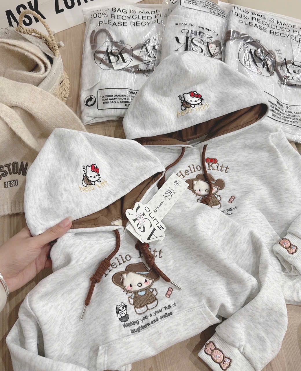 AB826 - ÁO NỈ HOODIE BÉ GÁI GHI MŨ NÂU MÈO HELLO KITTY
