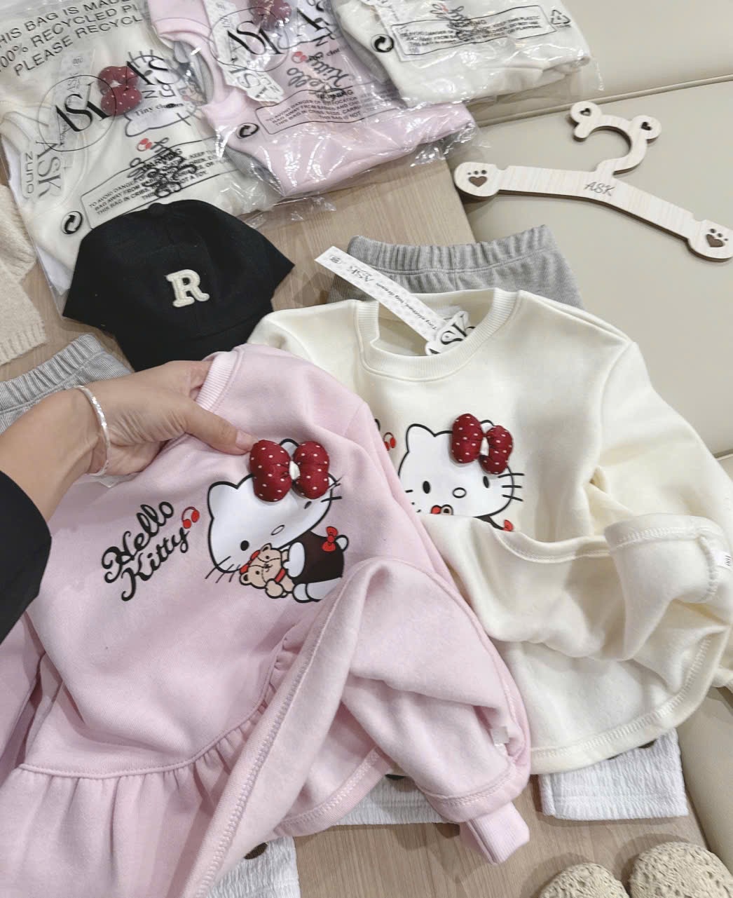 G815 - BỘ NỈ BÉ GÁI HELLO KITTY QUẦN LEGGING NƠ NỔI
