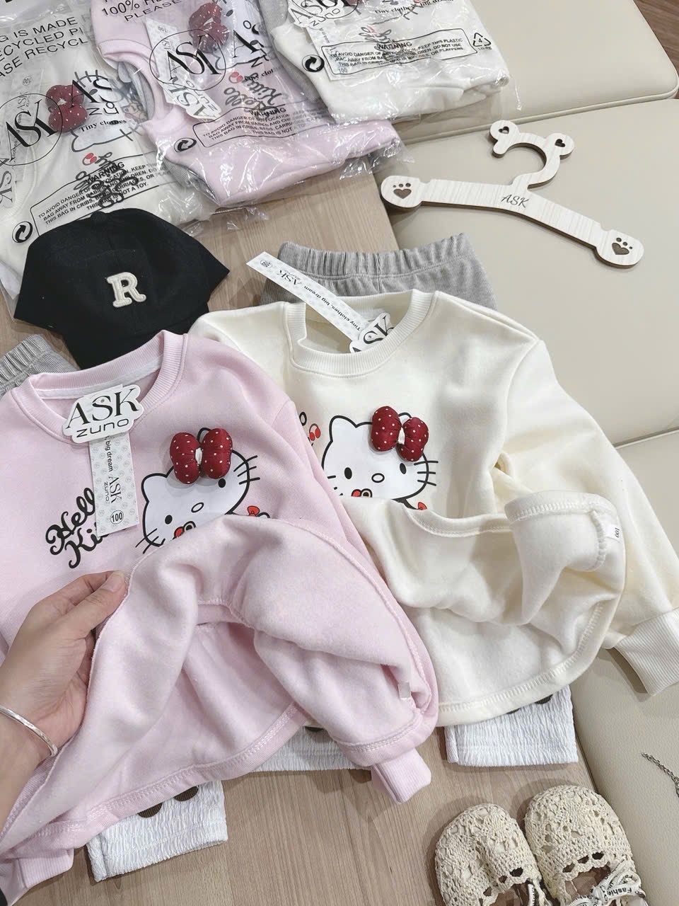 G815 - BỘ NỈ BÉ GÁI HELLO KITTY QUẦN LEGGING NƠ NỔI
