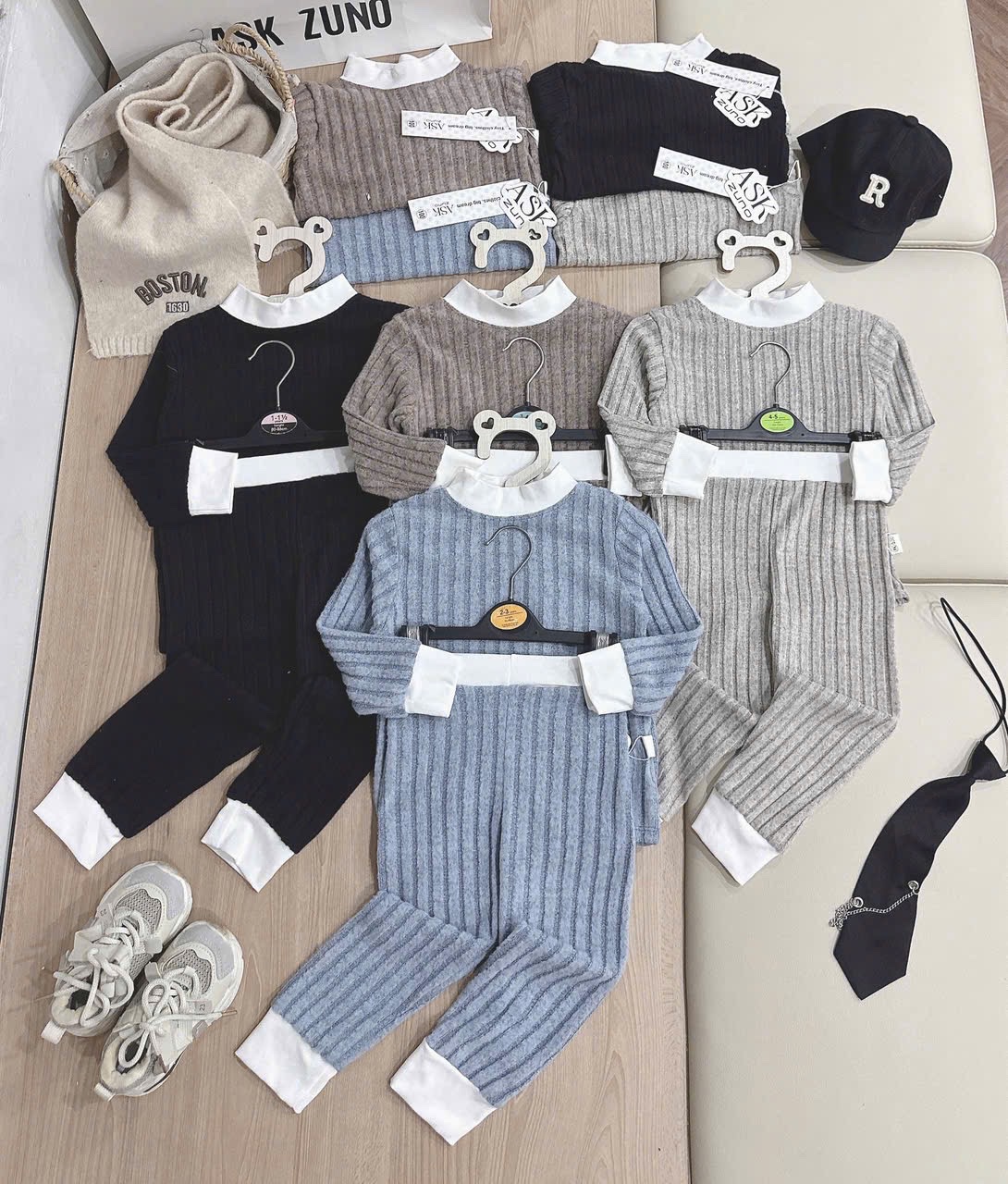 T020 - SET 2 BỘ BÉ TRAI ĐŨA LÔNG CỔ TRẮNG