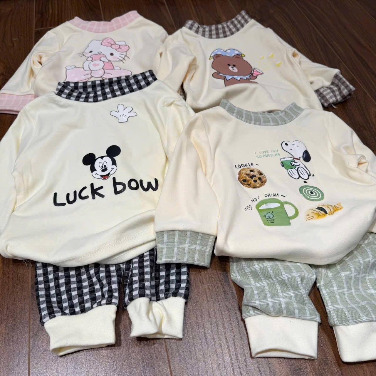 T026 - BỘ BÉ ZIP LÔNG HOẠT HÌNH PHỔI CỔ QUẦN KẺ